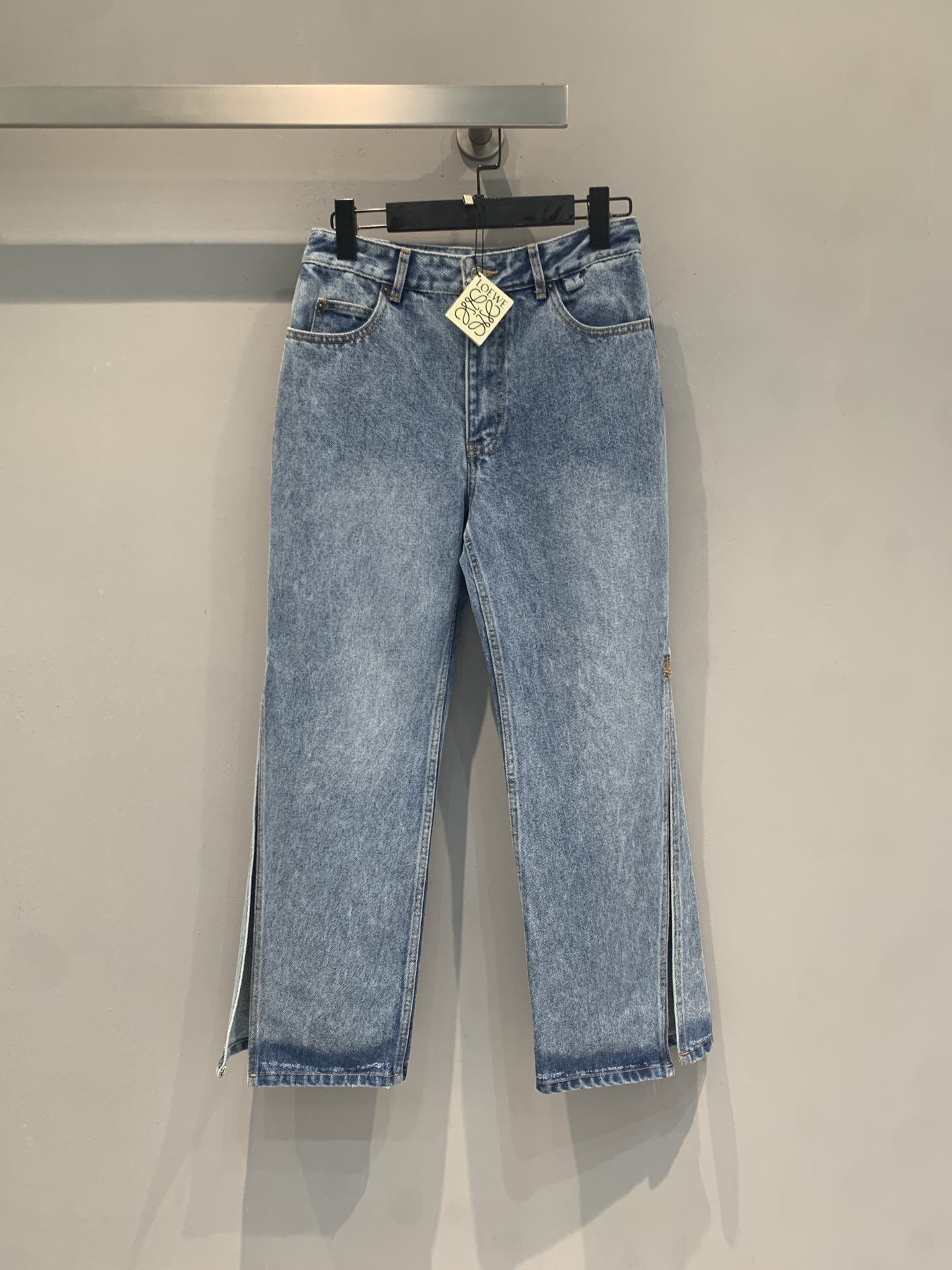 新款🆕 原版开发 Loew*春夏新款时髦复古高腰开叉牛仔九分裤。高腰设计+微喇裤型，开衩细节超有设计感，