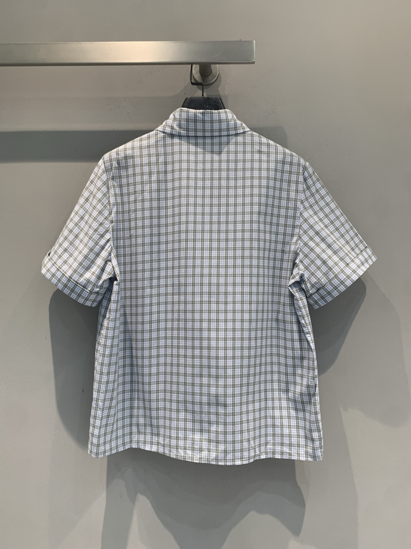 新款🆕 原版开发 Miumi*春夏新款时髦百搭格纹短袖衬衫，经典格纹+小翻领设计，胸前品牌标识超有辨识度