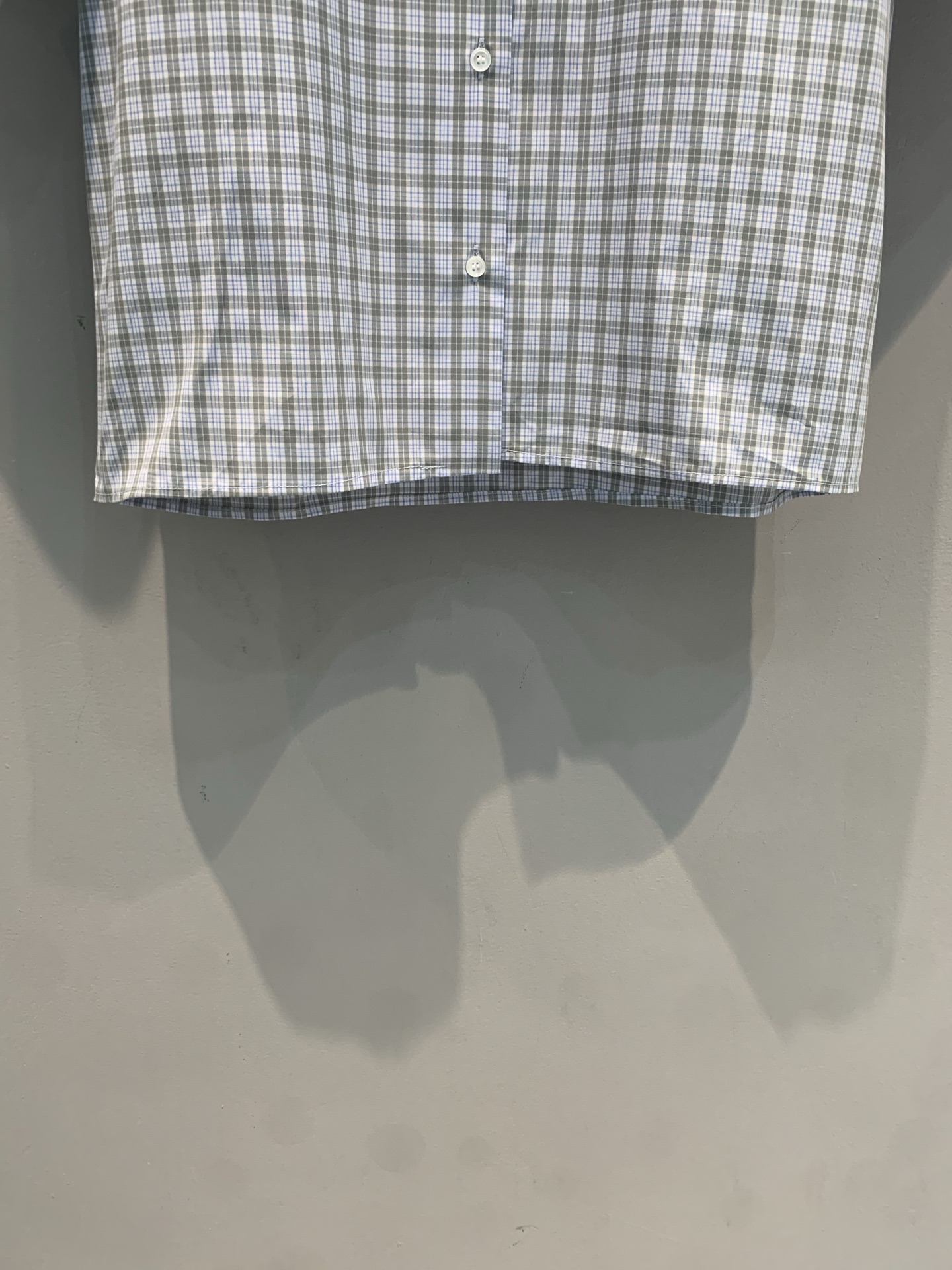 新款🆕 原版开发 Miumi*春夏新款时髦百搭格纹短袖衬衫，经典格纹+小翻领设计，胸前品牌标识超有辨识度