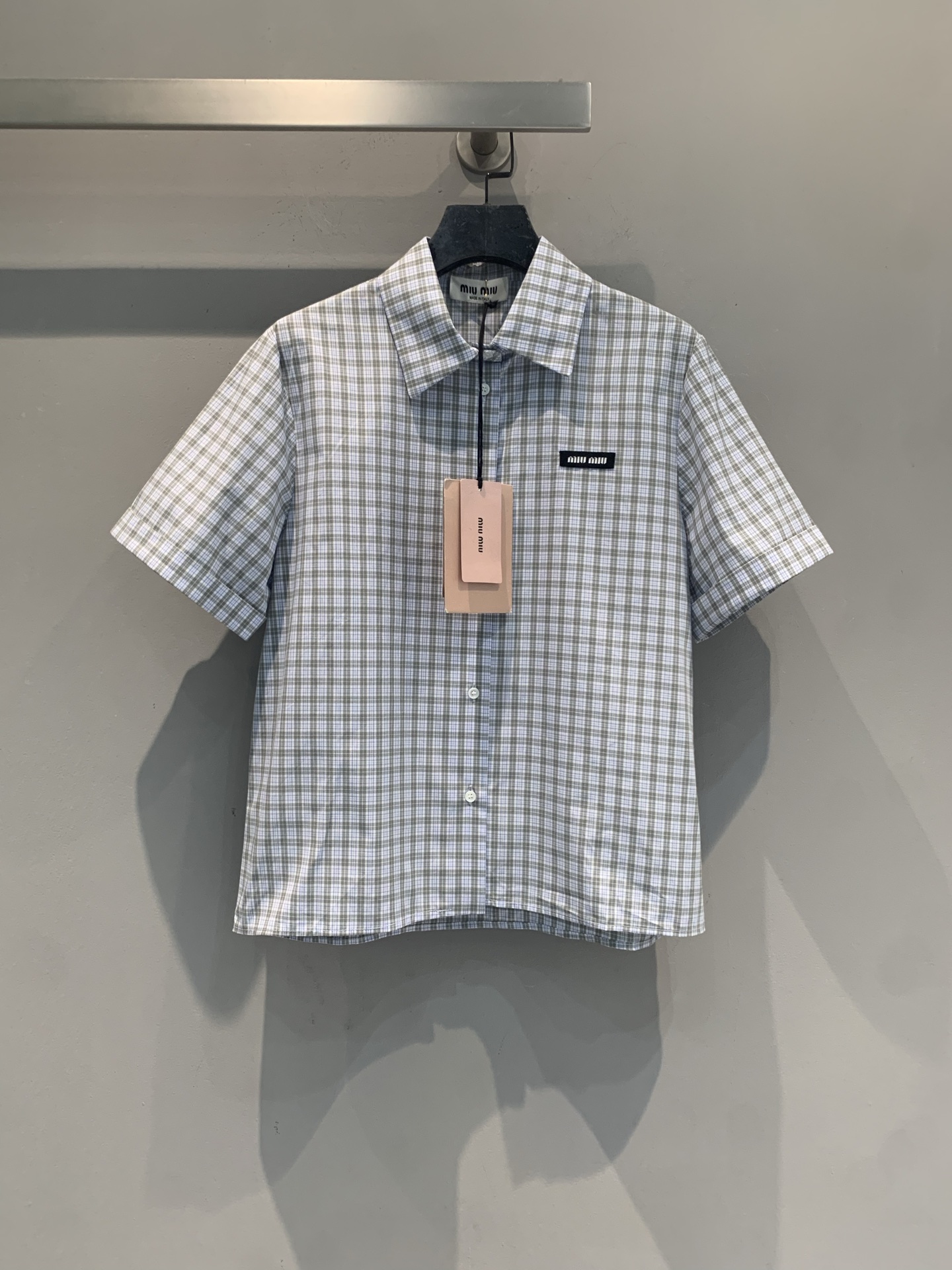 新款🆕 原版开发 Miumi*春夏新款时髦百搭格纹短袖衬衫，经典格纹+小翻领设计，胸前品牌标识超有辨识度