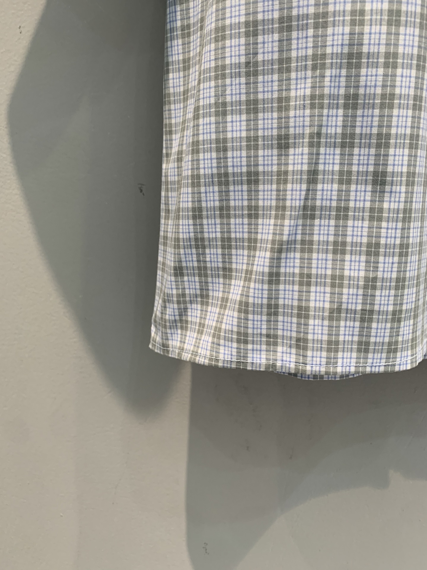 新款🆕 原版开发 Miumi*春夏新款时髦百搭格纹短袖衬衫，经典格纹+小翻领设计，胸前品牌标识超有辨识度
