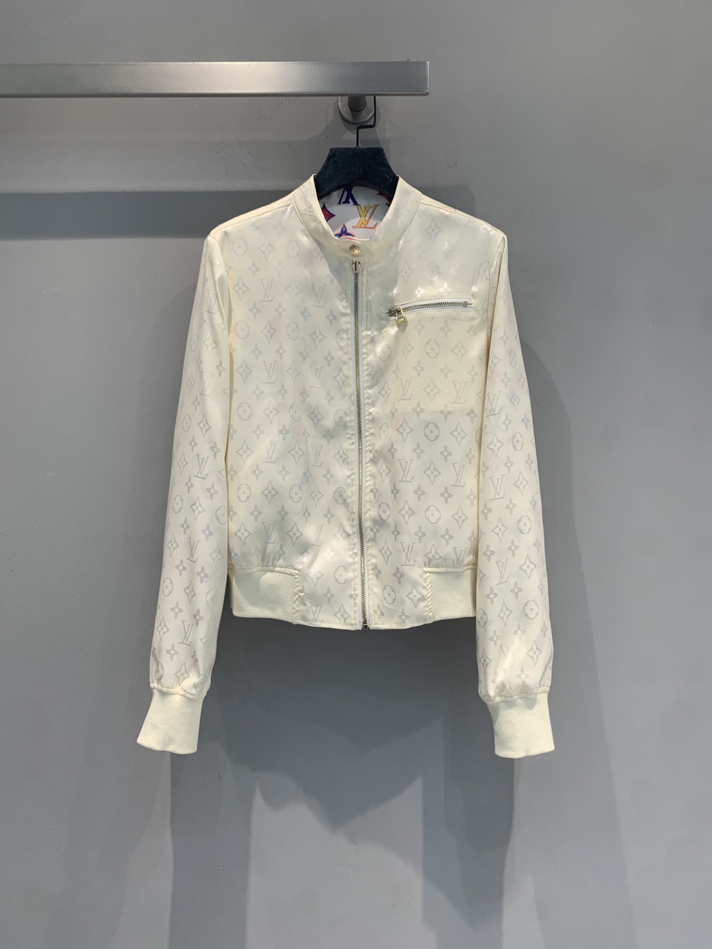🆕🆕🆕特价650 剩36 L家白三彩老花真丝棒球夹克，奶白底配红蓝金撞色老花，复古又元气！轻薄尼龙材质，