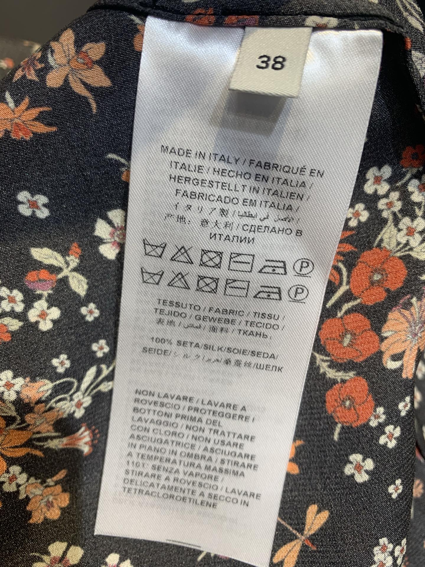 新款🆕 原版开发 Gucc*春夏新款黑底碎花真丝连衣裙，桑蚕丝材质，轻盈柔滑，春夏穿超舒服！黑色底配橙黄