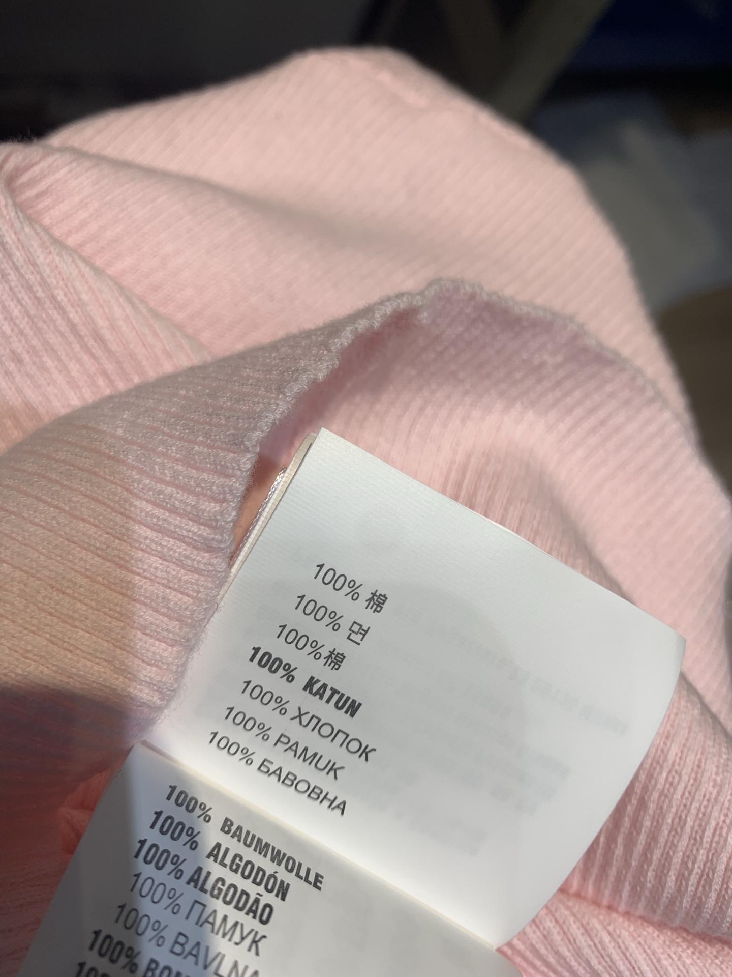 新款🆕 原版开发 Miumi*春夏新款时髦百搭粉色针织吊带背心。采用轻薄透气针织面料，夏天穿超舒服！V领