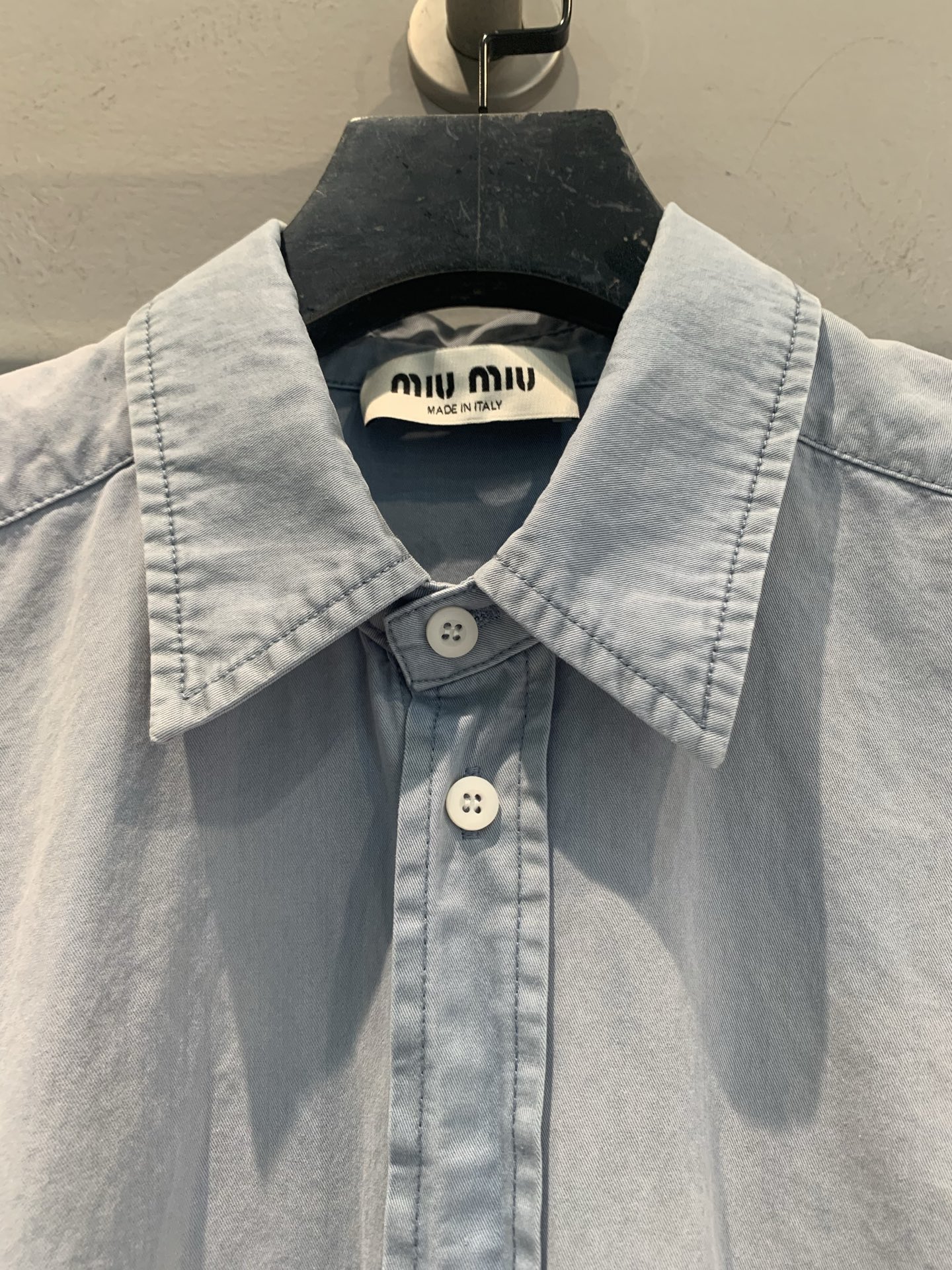 新款🆕 原版开发 Miumi*春夏新款时髦复古渐变色牛仔衬衫，采用高品质牛仔布，柔软又透气，日常穿着超舒