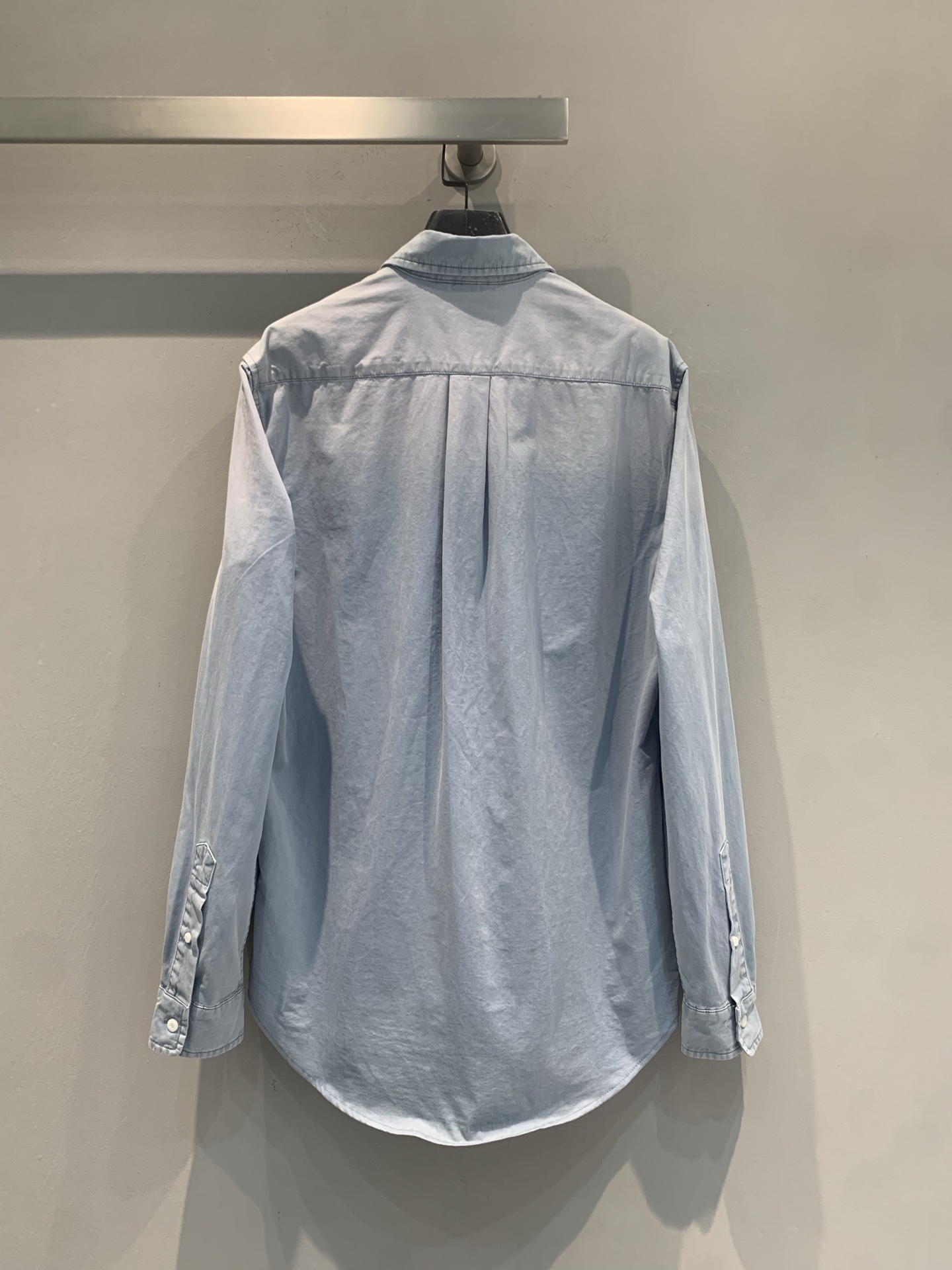 新款🆕 原版开发 Miumi*春夏新款时髦复古渐变色牛仔衬衫，采用高品质牛仔布，柔软又透气，日常穿着超舒