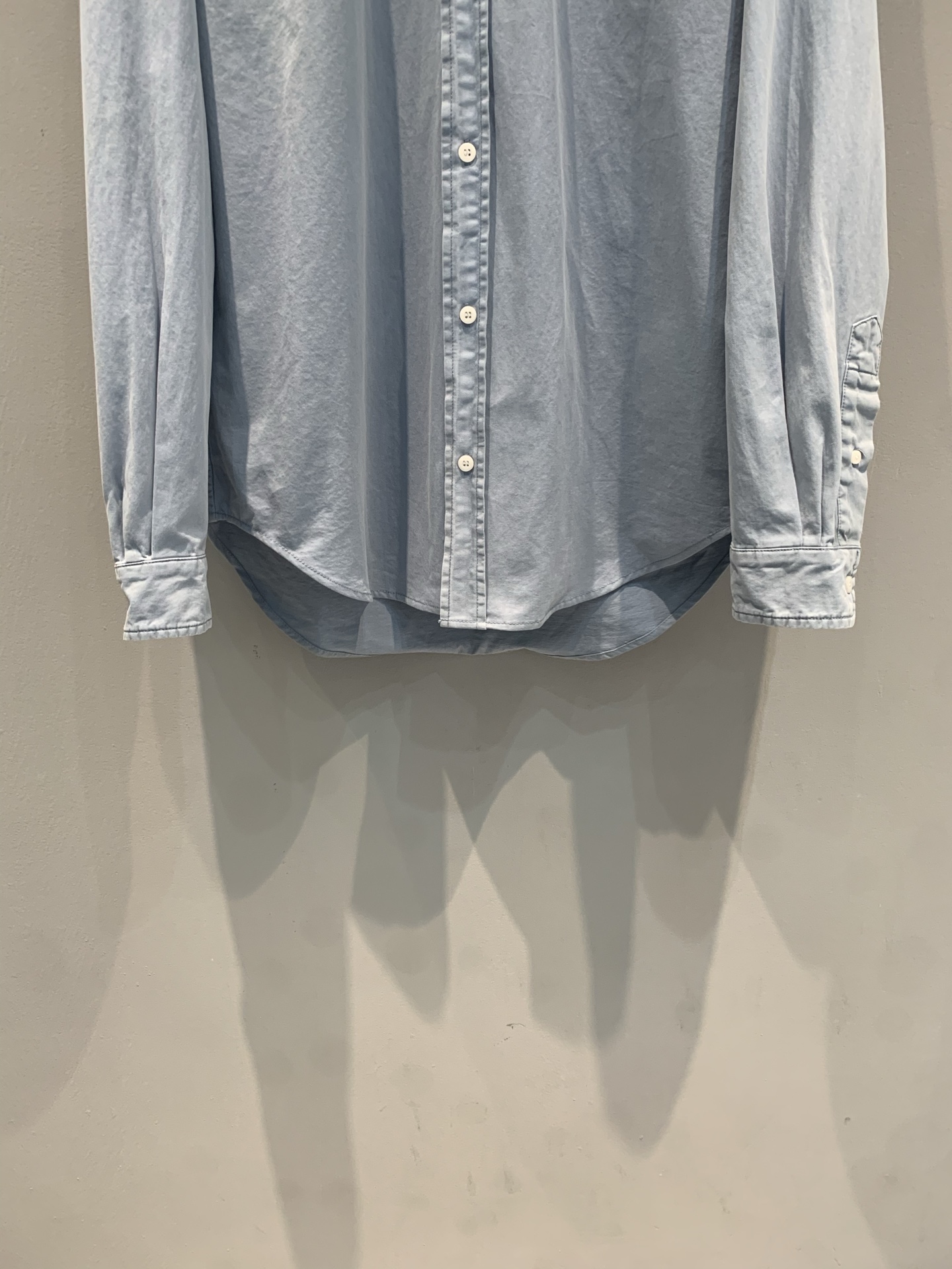新款🆕 原版开发 Miumi*春夏新款时髦复古渐变色牛仔衬衫，采用高品质牛仔布，柔软又透气，日常穿着超舒