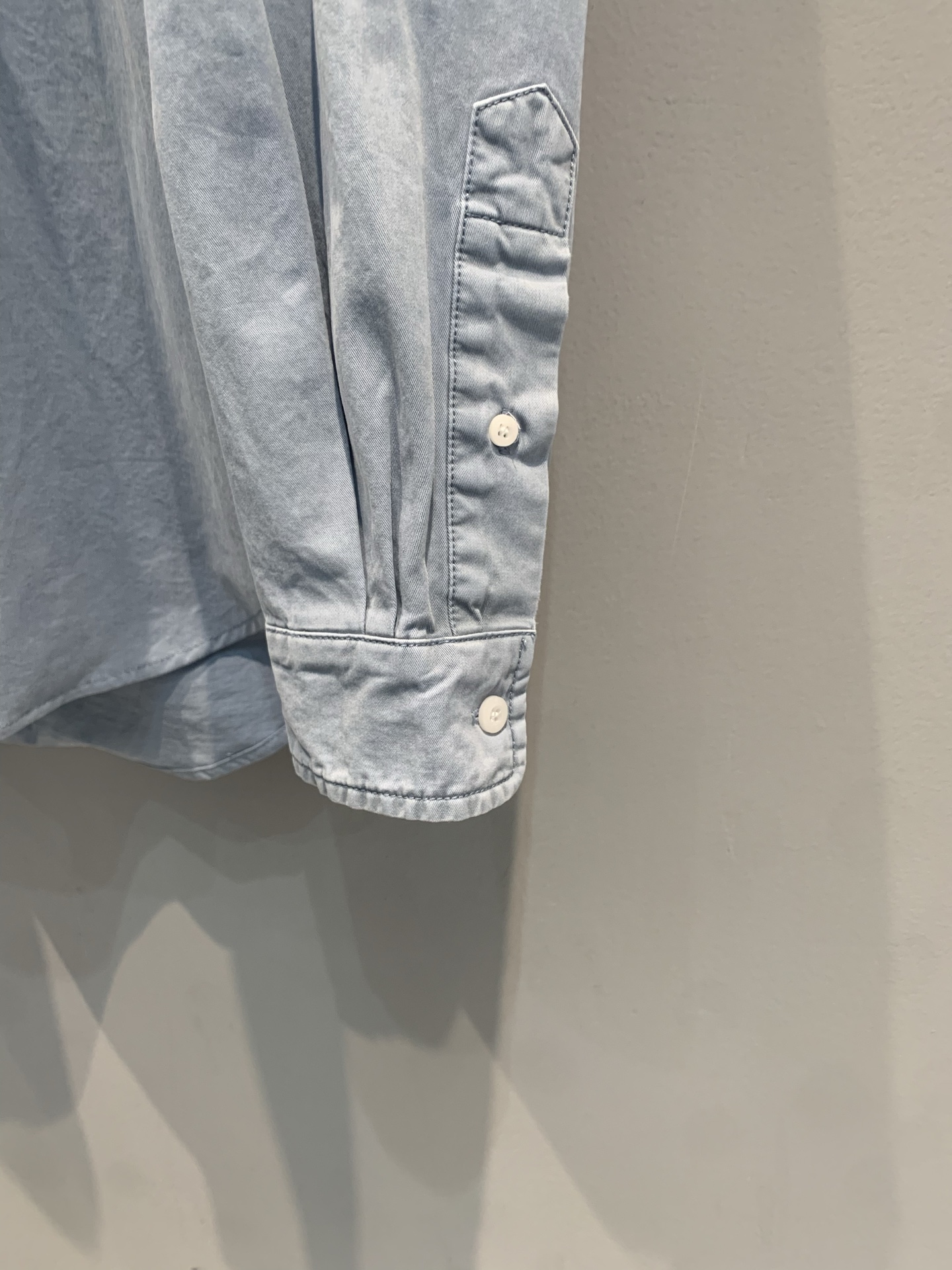 新款🆕 原版开发 Miumi*春夏新款时髦复古渐变色牛仔衬衫，采用高品质牛仔布，柔软又透气，日常穿着超舒