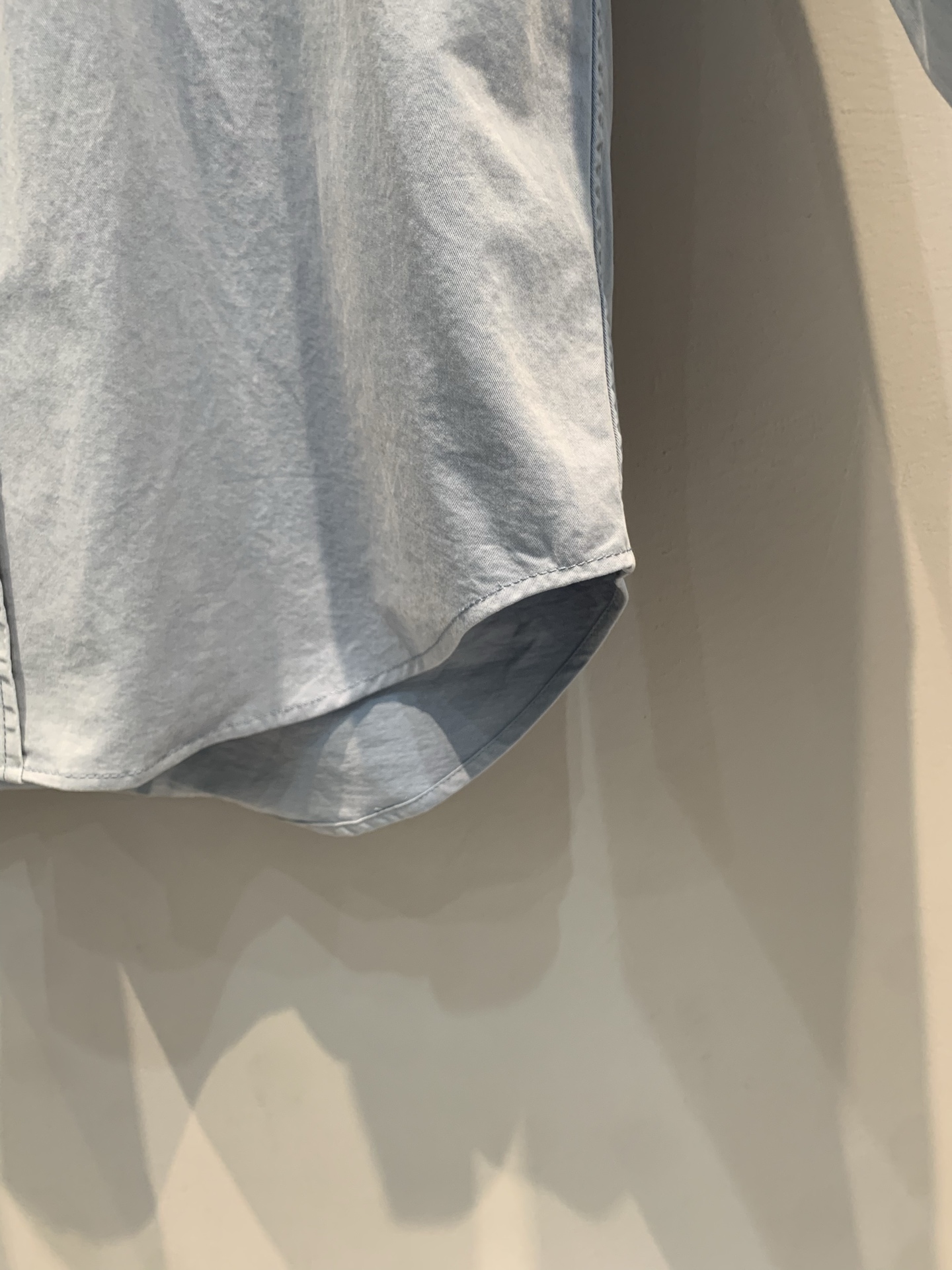 新款🆕 原版开发 Miumi*春夏新款时髦复古渐变色牛仔衬衫，采用高品质牛仔布，柔软又透气，日常穿着超舒