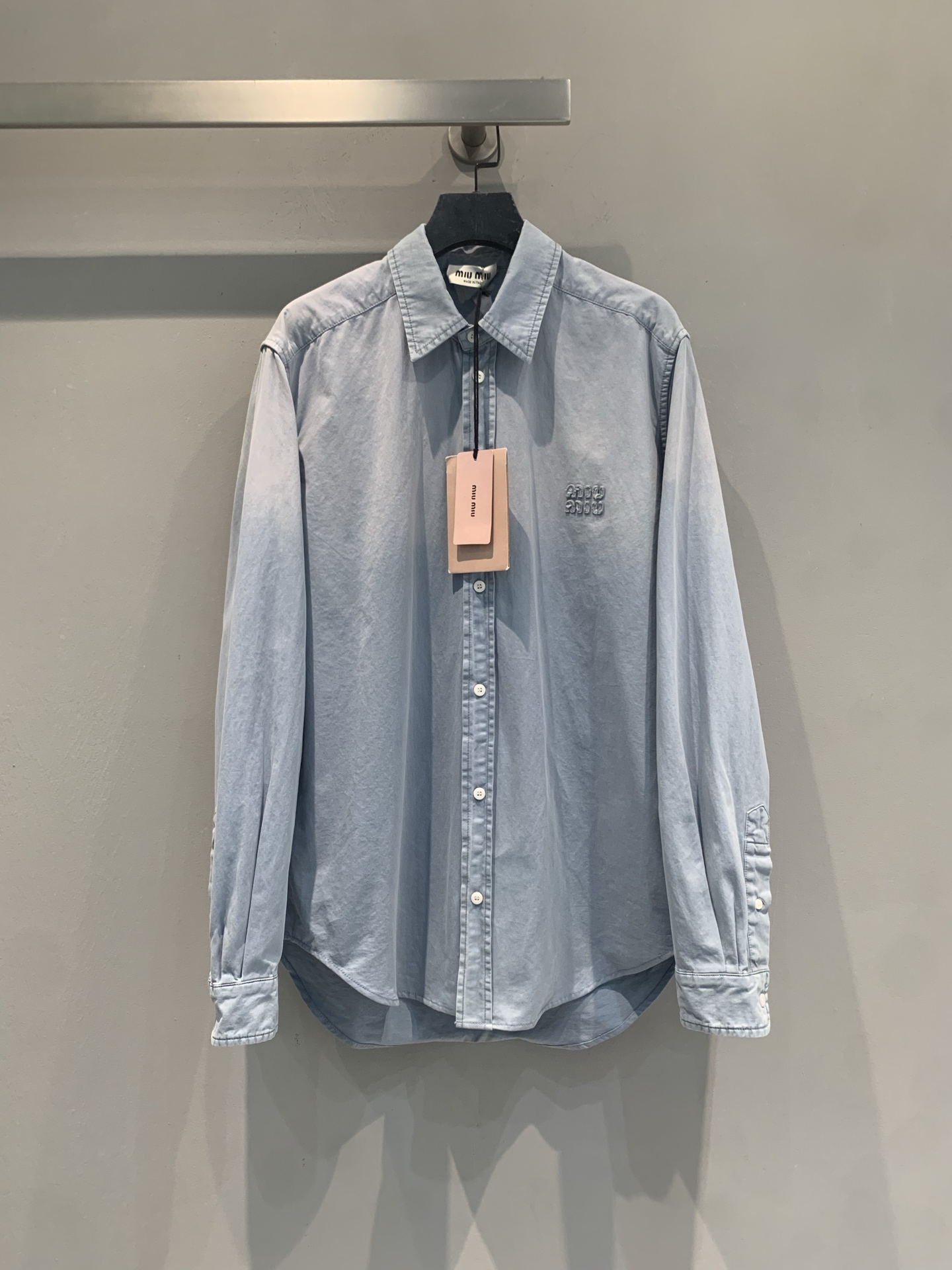新款🆕 原版开发 Miumi*春夏新款时髦复古渐变色牛仔衬衫，采用高品质牛仔布，柔软又透气，日常穿着超舒