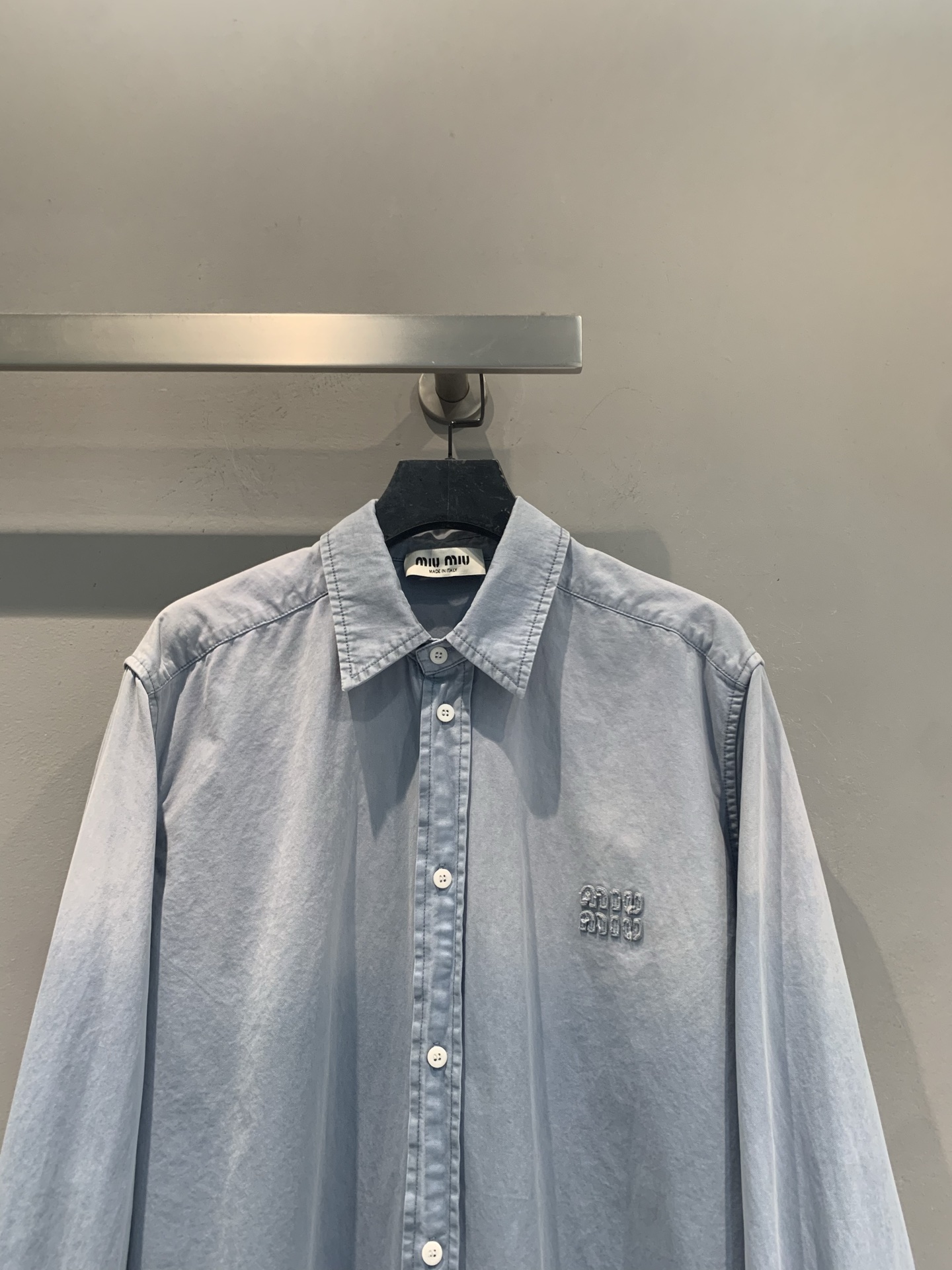新款🆕 原版开发 Miumi*春夏新款时髦复古渐变色牛仔衬衫，采用高品质牛仔布，柔软又透气，日常穿着超舒