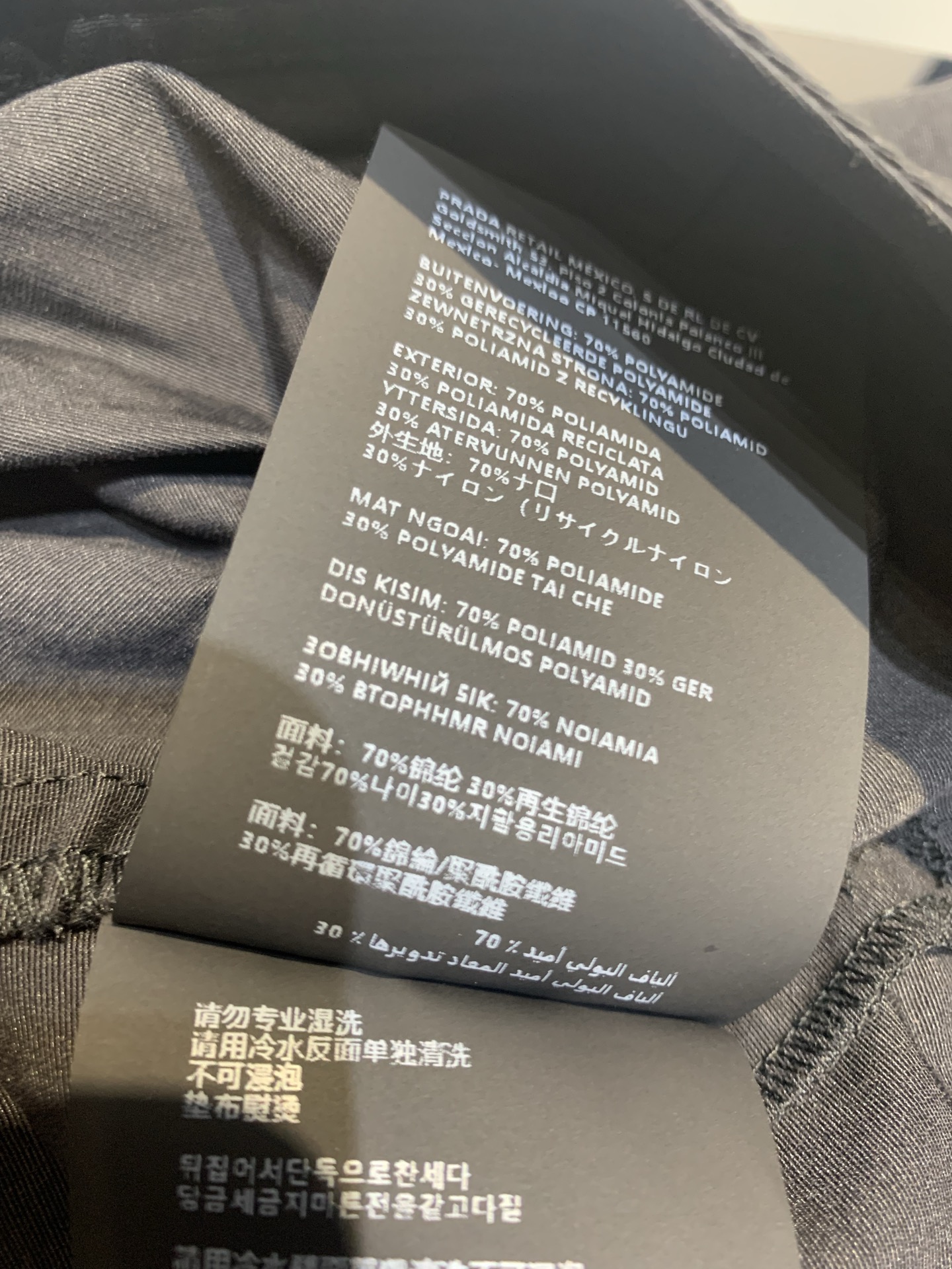 新款🆕 原版开发 Prad*春夏新款松紧腰系带休闲短裤。采用轻薄透气棉质面料，夏天穿超舒服！高腰设计+白