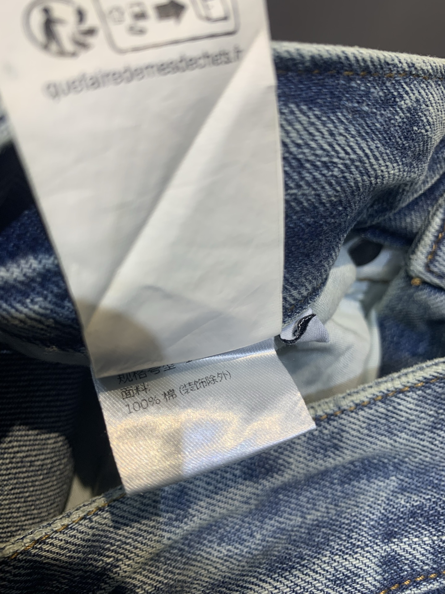 新款🆕 原版开发 Loew* Anagram弯刀牛仔裤。因独特剪裁超有辨识度，膝盖处弧形拼接，打造气球廓