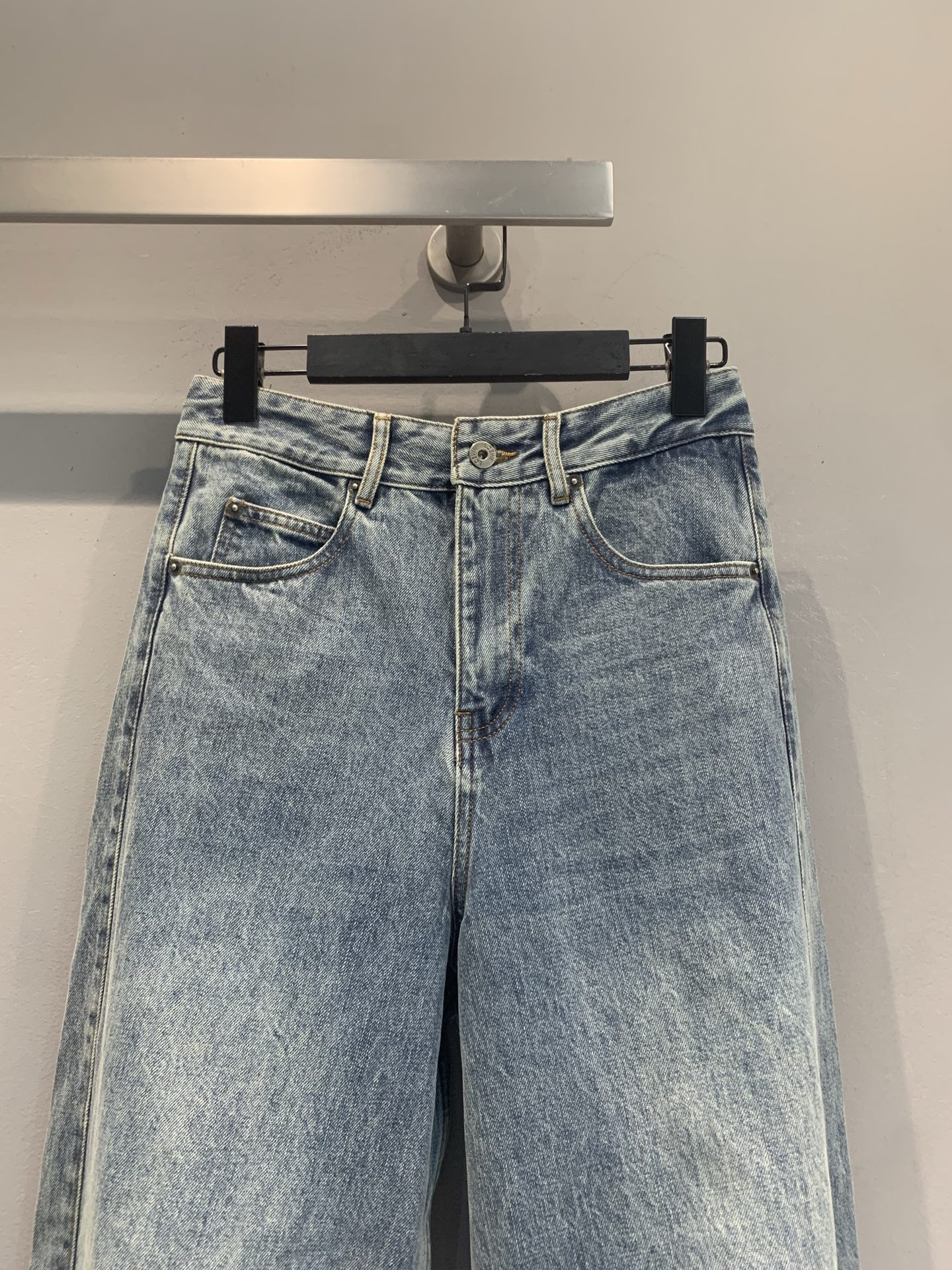 新款🆕 原版开发 Loew* Anagram弯刀牛仔裤。因独特剪裁超有辨识度，膝盖处弧形拼接，打造气球廓