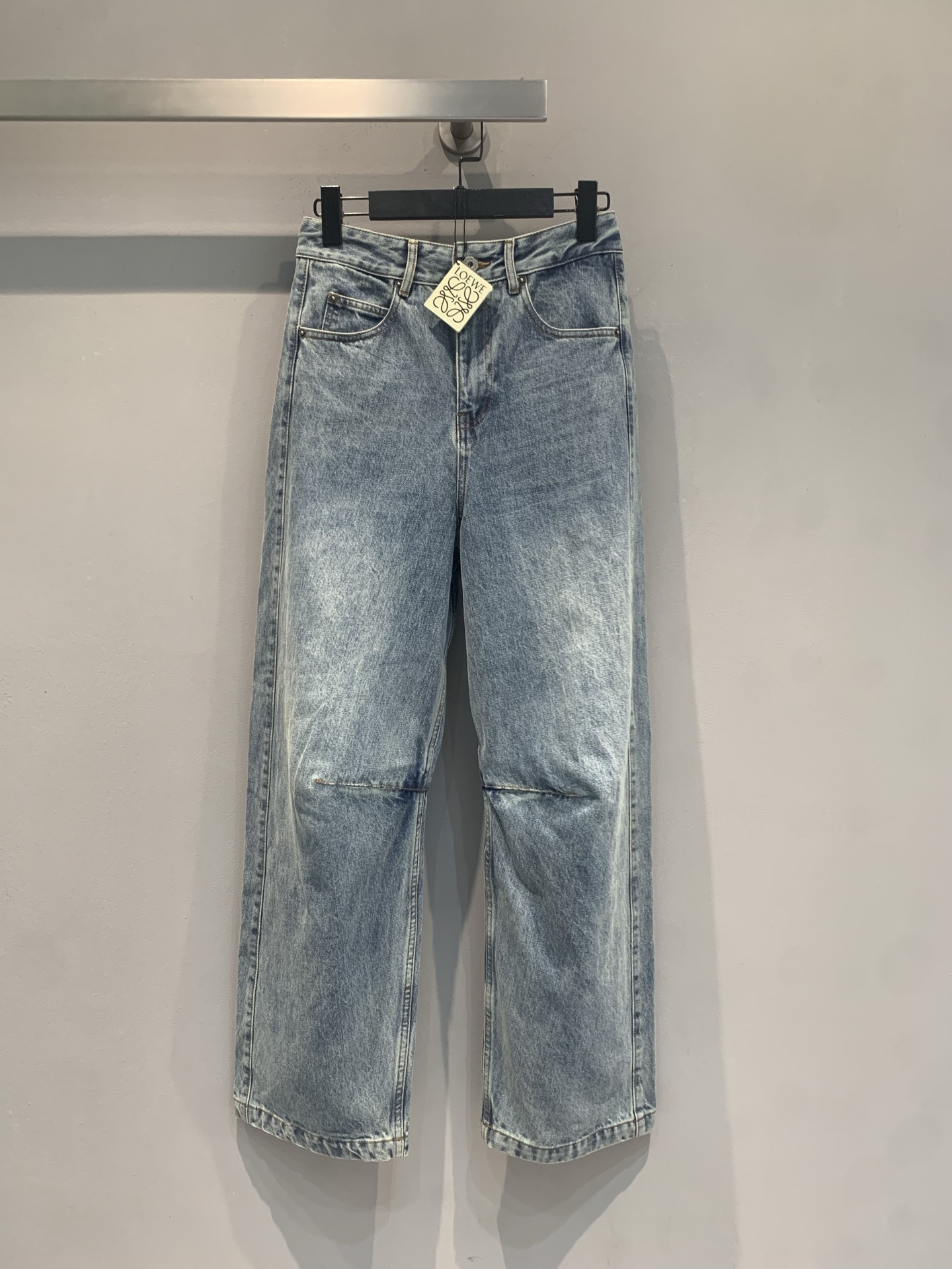 新款🆕 原版开发 Loew* Anagram弯刀牛仔裤。因独特剪裁超有辨识度，膝盖处弧形拼接，打造气球廓