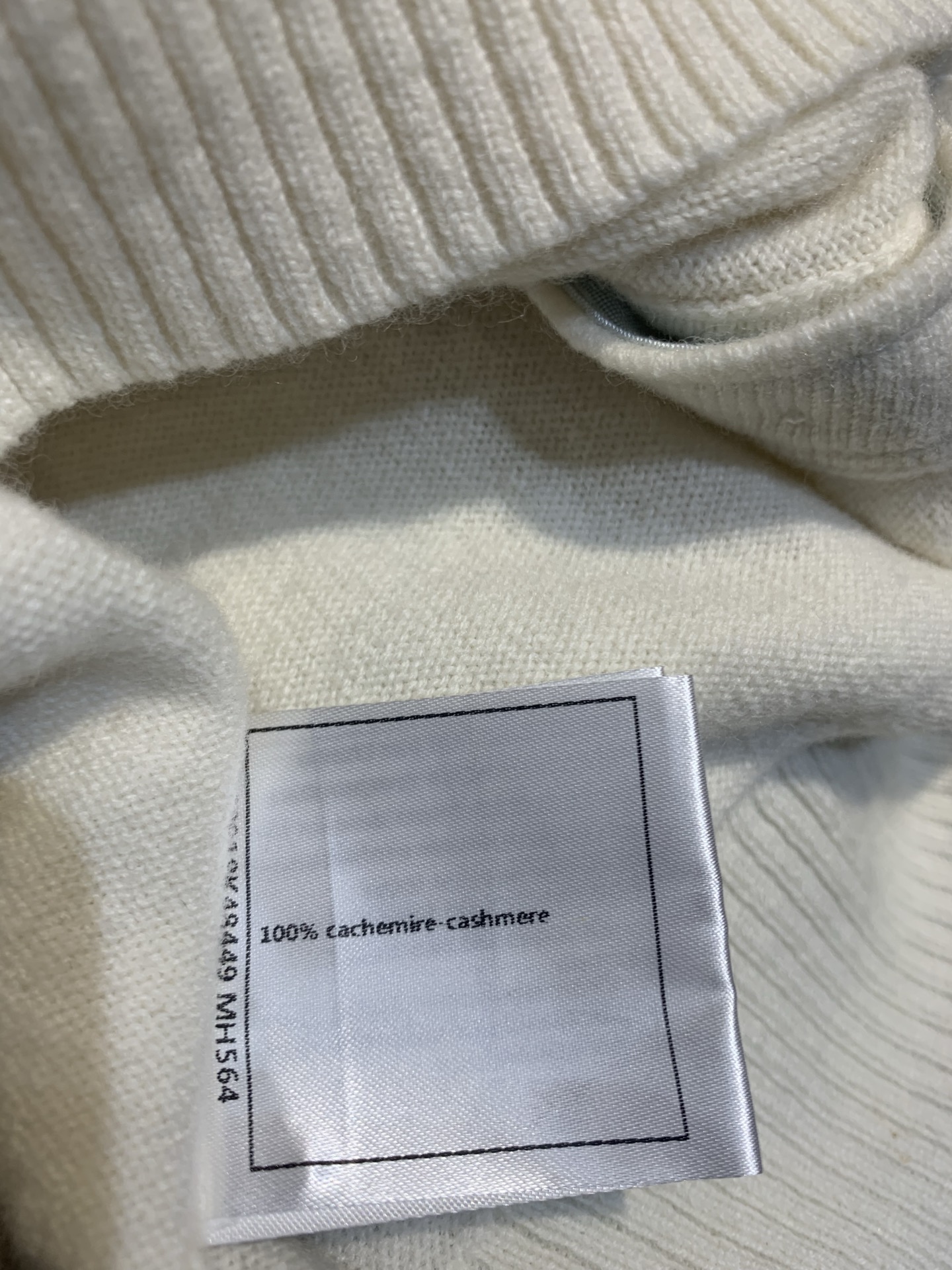 🔥🔥🔥特价 原版开发 C家秋冬新款时髦百搭背面双C刺绣羊绒毛衣，背面有超吸睛的蓝黄几何刺绣，中央是经典双