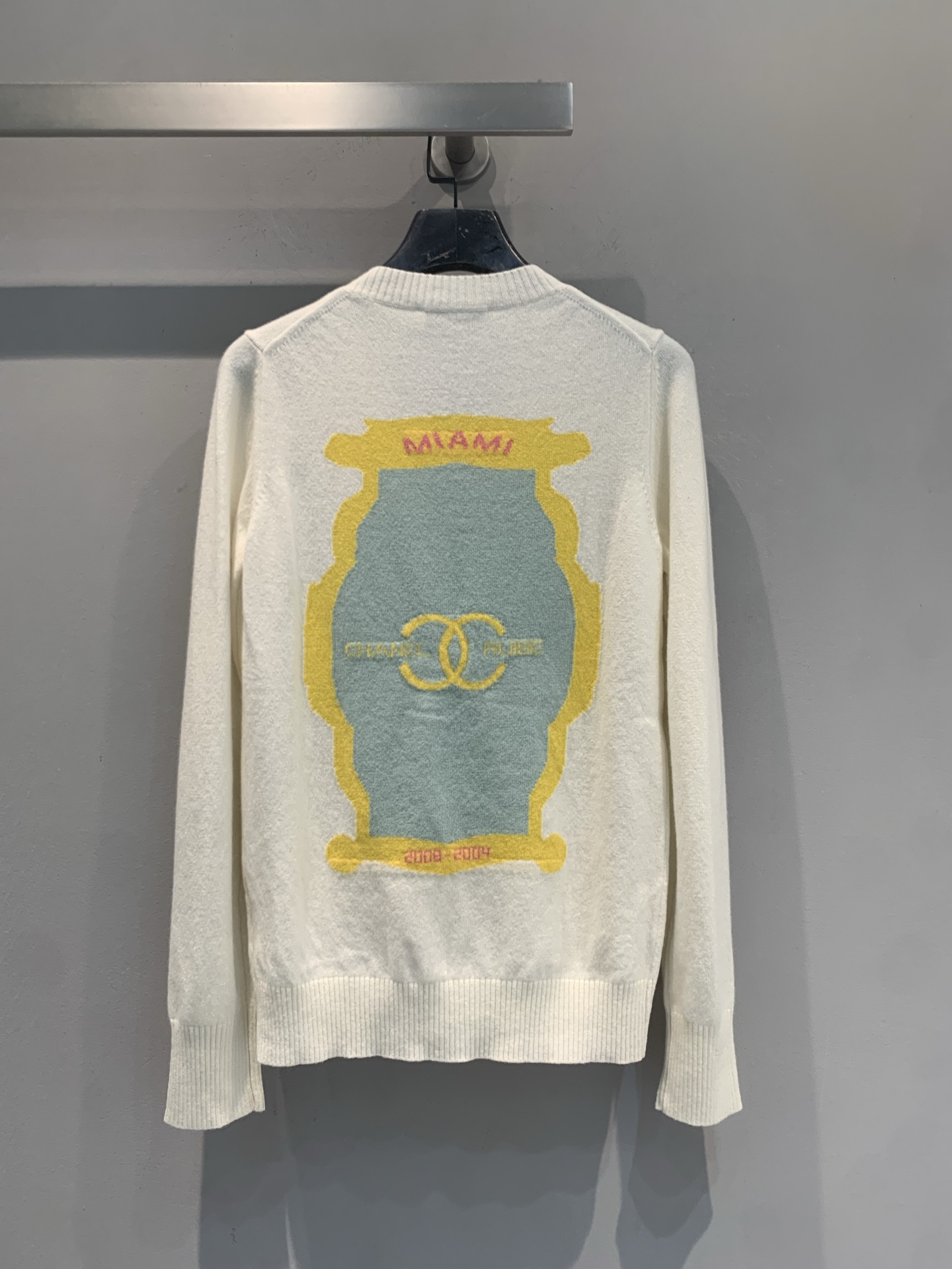 🔥🔥🔥特价 原版开发 C家秋冬新款时髦百搭背面双C刺绣羊绒毛衣，背面有超吸睛的蓝黄几何刺绣，中央是经典双