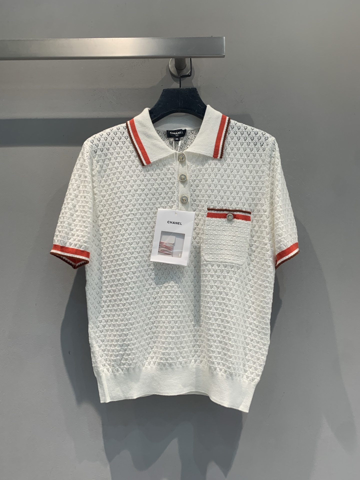 🔥🔥🔥特价 原版开发 C家26P春夏系列镂空针织Polo衫，奶白色底+红棕撞色滚边，复古又精致✨。蜂窝状