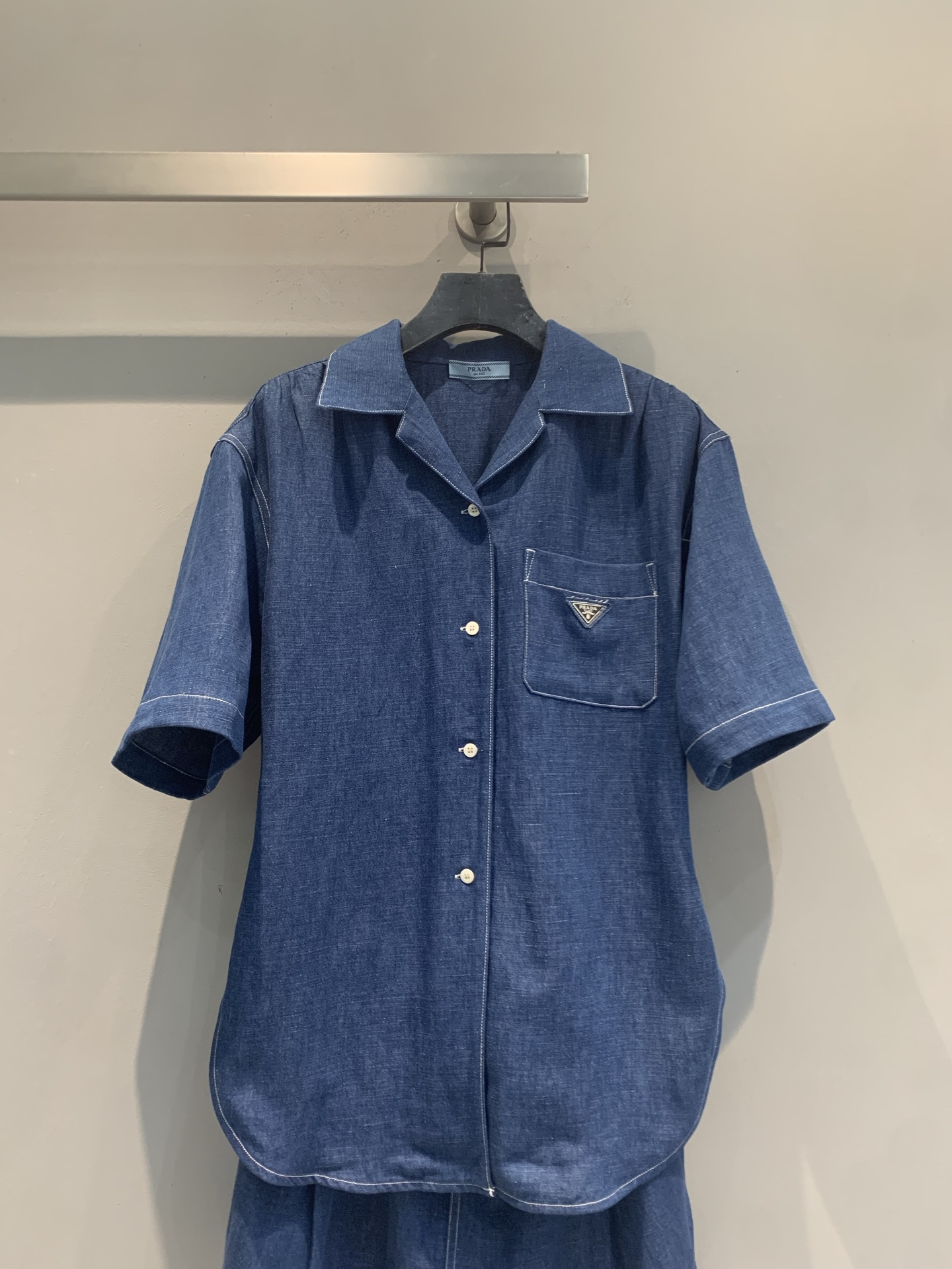 新款🆕 原版开发 Prad*春夏新款时髦复古假两件牛仔连体短裤，采用轻薄透气棉质面料，夏天穿超舒服！宽松