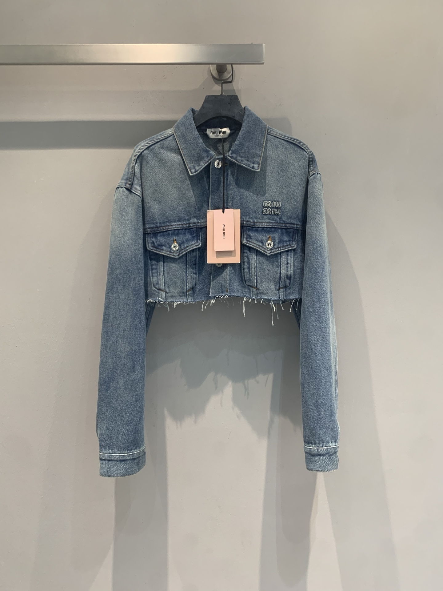 新款🆕 原版开发 Miumi*春夏新款渐变水洗牛仔短外套，短款设计超显身材比例，做旧渐变工艺复古感满满✨