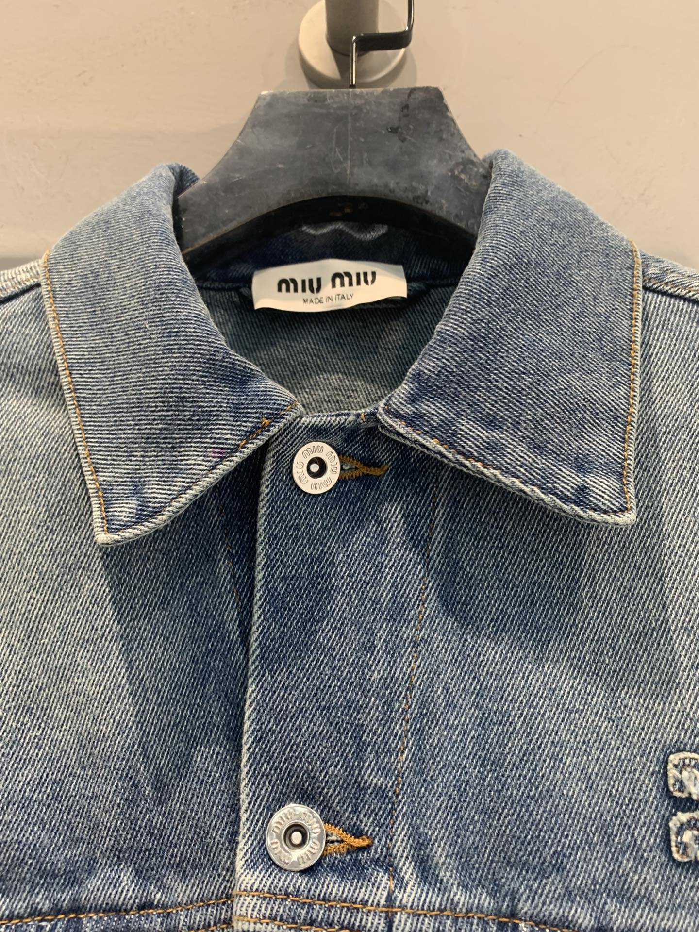 新款🆕 原版开发 Miumi*春夏新款渐变水洗牛仔短外套，短款设计超显身材比例，做旧渐变工艺复古感满满✨