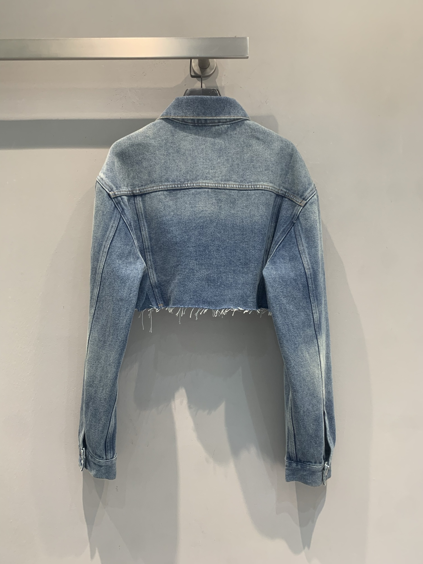 新款🆕 原版开发 Miumi*春夏新款渐变水洗牛仔短外套，短款设计超显身材比例，做旧渐变工艺复古感满满✨