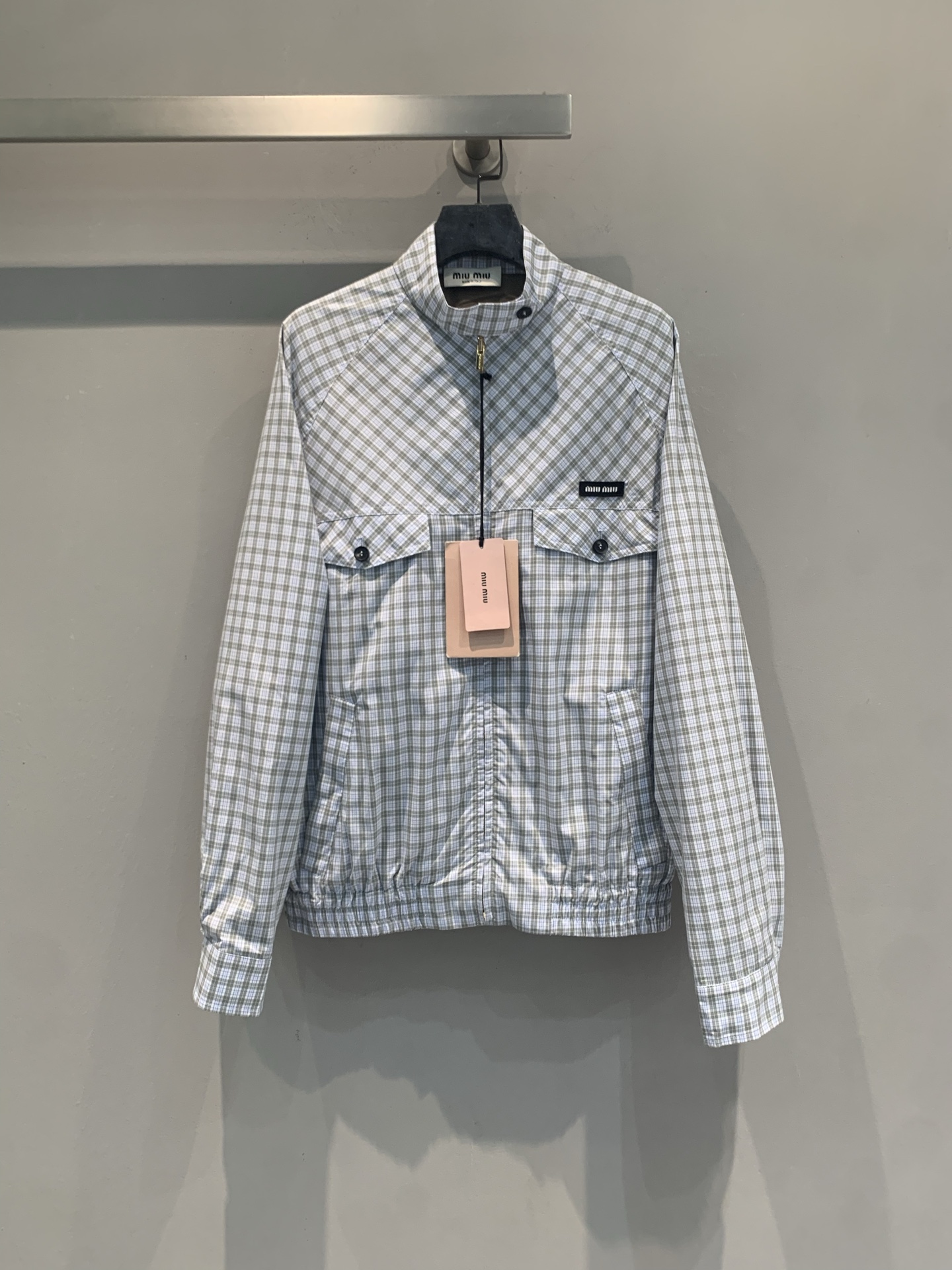 新款🆕 原版开发 Miumi*春夏新款时髦百搭立领蓝白格纹外套，棉混纺材质，柔软又挺括，穿着超舒适！微哑