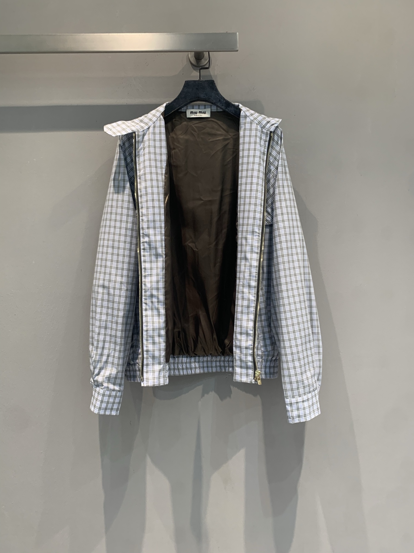 新款🆕 原版开发 Miumi*春夏新款时髦百搭立领蓝白格纹外套，棉混纺材质，柔软又挺括，穿着超舒适！微哑