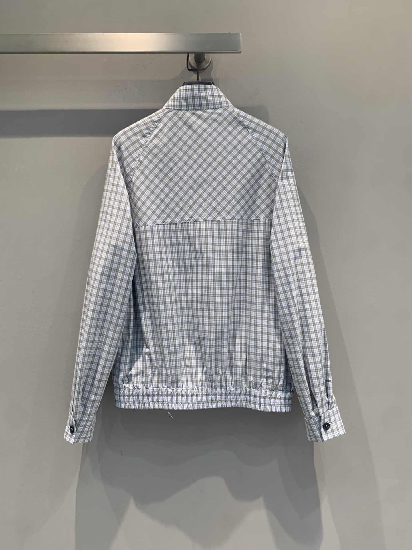 新款🆕 原版开发 Miumi*春夏新款时髦百搭立领蓝白格纹外套，棉混纺材质，柔软又挺括，穿着超舒适！微哑