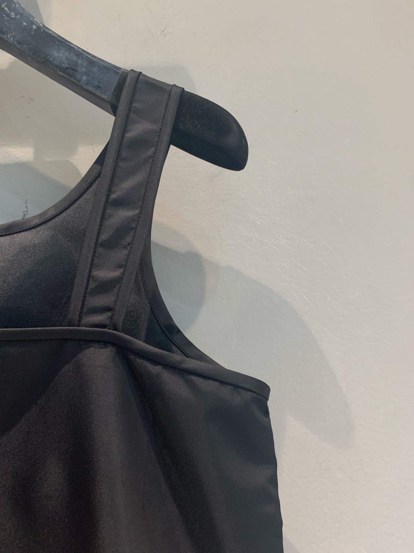 新款🆕 原版开发 Prad*春夏新款时髦百搭三角标尼龙背心，采用轻便耐用尼龙材质，表面光滑有光泽感✨。胸