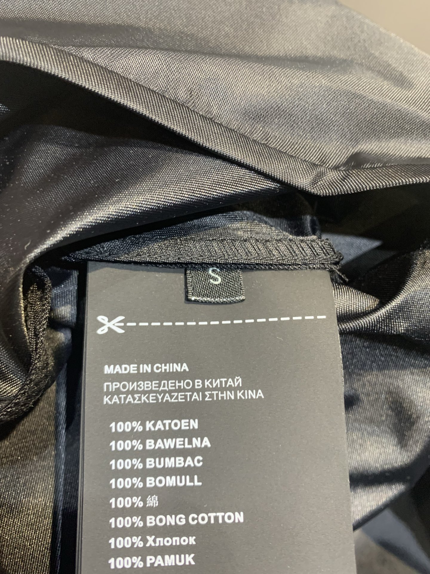新款🆕 原版开发 Prad*春夏新款时髦百搭三角标尼龙背心，采用轻便耐用尼龙材质，表面光滑有光泽感✨。胸