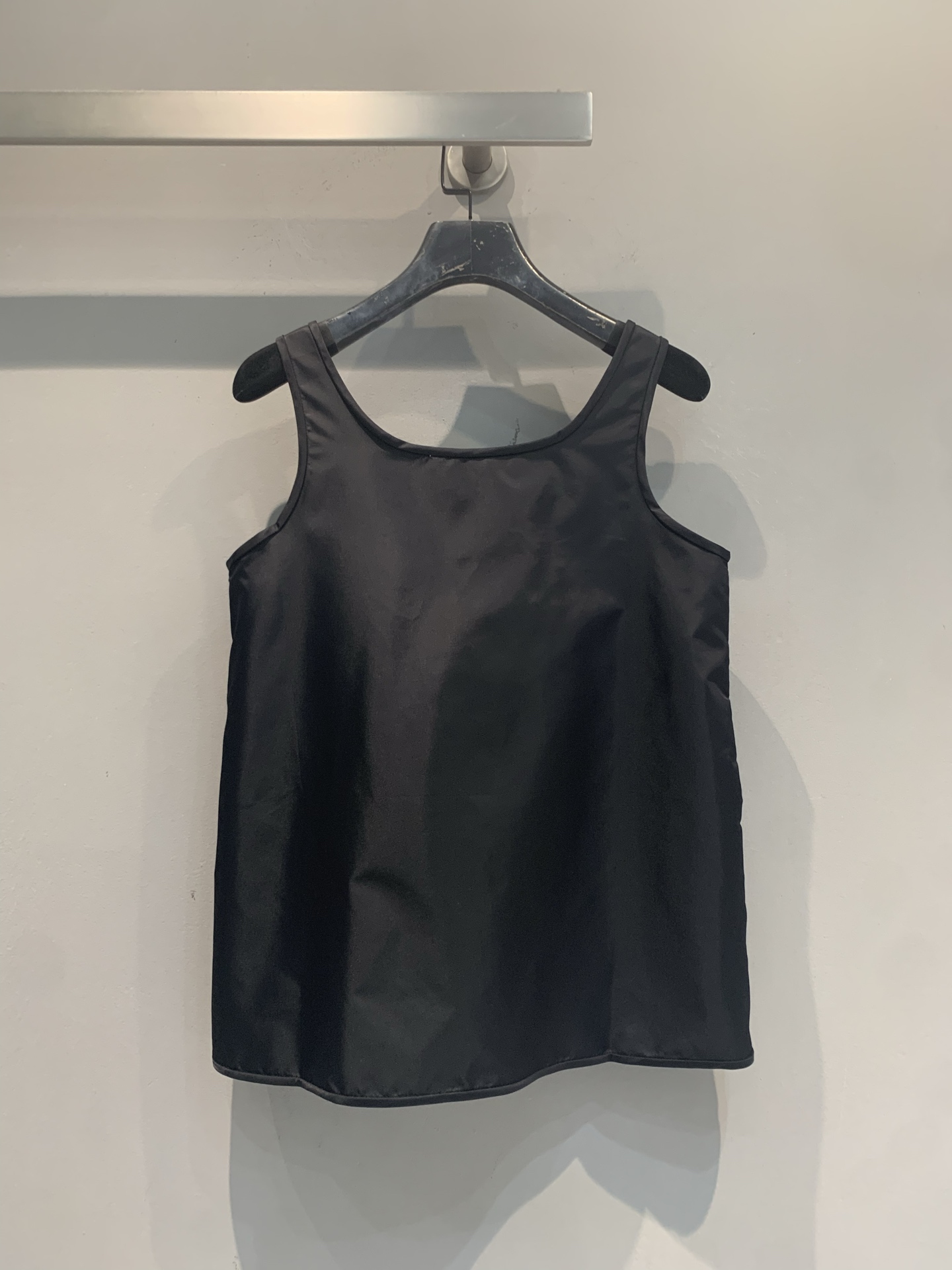 新款🆕 原版开发 Prad*春夏新款时髦百搭三角标尼龙背心，采用轻便耐用尼龙材质，表面光滑有光泽感✨。胸