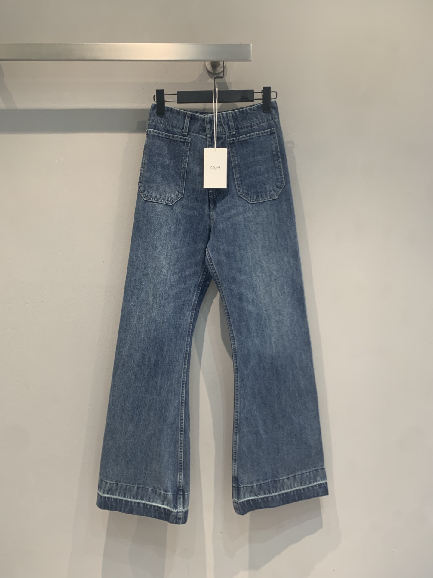 NO:904141,The new model has been shipped. The original development of Celin*'s new spring and summer fashionable retro-style bootcut jeans, classic blue washed fabric, soft and elastic, super comfortable to wear!  The high-waist design modifies the waistline, and the slightly flared trousers elongate the proportion of the legs, making the legs appear slimmer and taller. The back pockets are symmetrically stitched and have perfect details. They can be easily used for daily commuting and leisure. Pair them with a sweater or shirt for a retro and simple style!  Size SML,,celine,jeans,shirts,19860909新款出货啦 原版开发 Celin*春夏新款时髦复古风微喇牛仔裤,经典蓝色水洗面料,柔软有弹性,穿着超舒适！高腰设计修饰腰线,微喇裤脚拉长腿部比例,显瘦显高.后袋对称缝线,细节满分,日常通勤、休闲都能轻松驾驭,搭配针织衫或衬衫,复古简约风get！码数SML,,celine,jeans,shirts,,Women's clothing