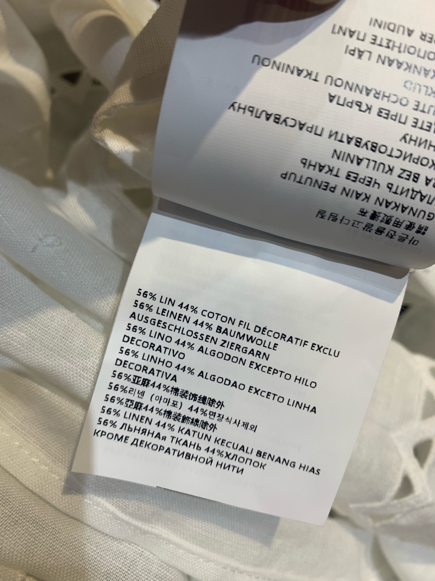 新款🔥出货啦📢 原版开发 Miumi*春夏新款时髦百搭字母logo镂空半裙，采用轻盈棉质面料，镂空纹理设
