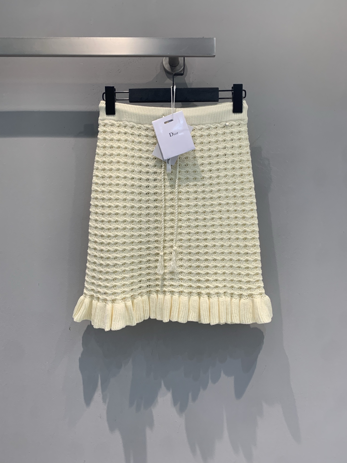 NO:904112,The new model is shipping. The original version was developed by CD. The new spring and summer fashionable and versatile light yellow knitted skirt is designed with a three-dimensional texture, soft yarn material, and the fringed skirt is super layered. The length is moderate, elegant and practical, and it is OK to wear alone in summer or as an inner layer in autumn and winter!  Pair it with a knitted tube top or shirt, and you can easily get a gentle and sweet style. It can be worn for commuting, dating, and daily life. It is comfortable and high-end. It is a must-have and versatile item in the wardrobe. Size 36 38 40,,skirts,shirts,19860909新款出货啦 原版开发 CD春夏新款时髦百搭浅黄色针织半裙,采用立体纹理设计,柔软纱线材质,流苏裙摆超有层次感.长度适中,优雅又实用,夏季单穿或秋冬内搭都很OK！搭配针织抹胸或衬衫,轻松get温柔甜美风,通勤、约会、日常都能穿,舒适又有高级感,是衣橱必备百搭单品.码数36 38 40,,skirts,shirts,,Women's clothing