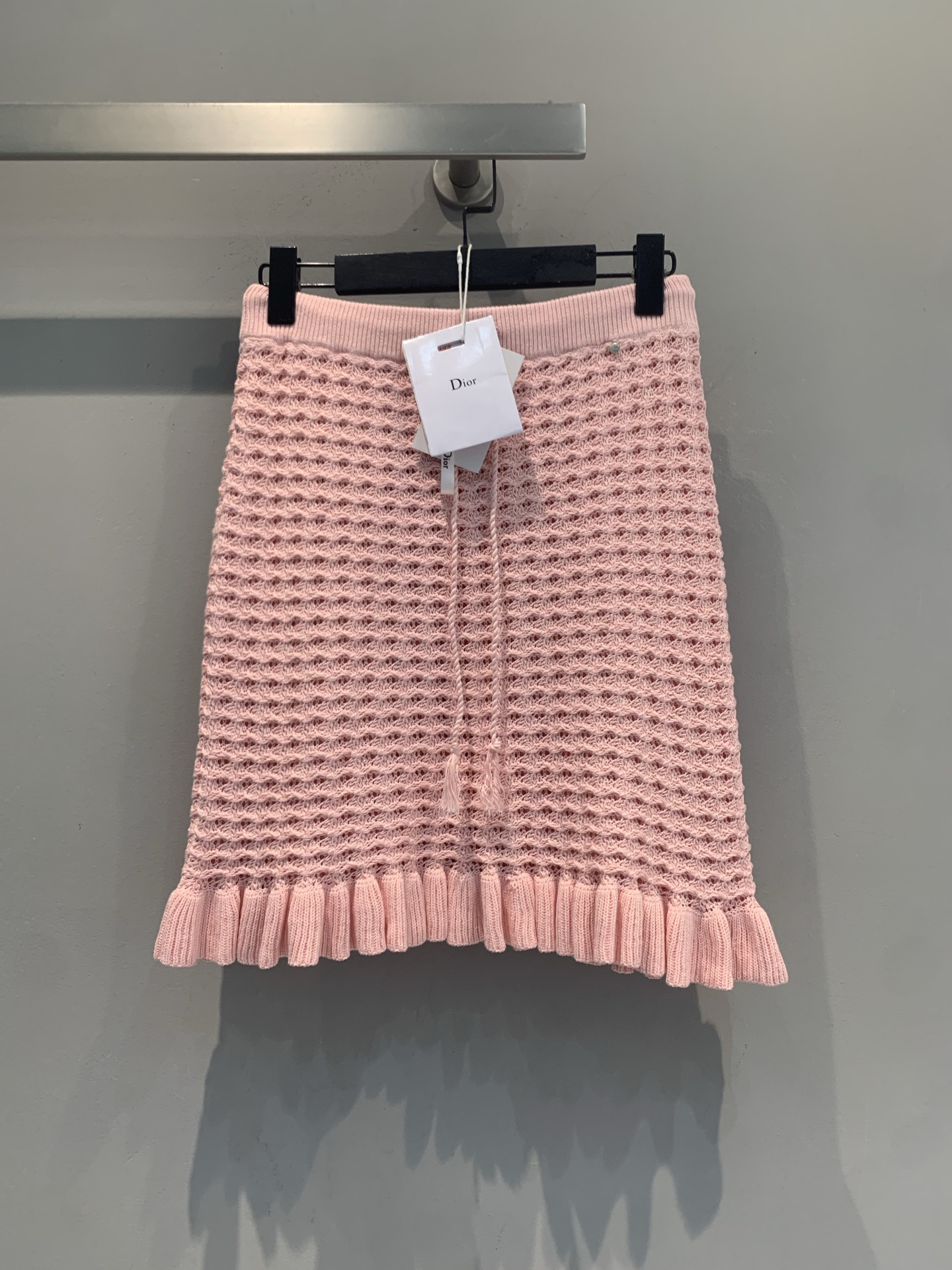 NO:904105,The new model has been shipped. The original development CD spring and summer new fashionable and versatile lotus root pink knitted skirt, cotton yarn, soft and skin-friendly, super comfortable to wear in early autumn!  Three-dimensional hollow texture + ruffled hem, full of layers, slimming and showing off the figure. The lotus pink color is gentle and elegant, and can be easily used for commuting and dating. Paired with a light-colored bag and simple shoes, it is elegant and fashionable ~ a must-have for delicate girls. Size 36 38 40,,skirts,19860909新款出货啦 原版开发 CD春夏新款时髦百搭藕粉色针织半身裙,棉纱线,柔软亲肤,初秋穿超舒服！立体镂空纹理+荷叶边下摆,层次感满满,修身显身材.藕粉色温柔显气质,通勤、约会都能轻松驾驭,搭配浅色包包和简约鞋履,优雅又时髦～精致女孩必入.码数36 38 40,,skirts,,Women's clothing
