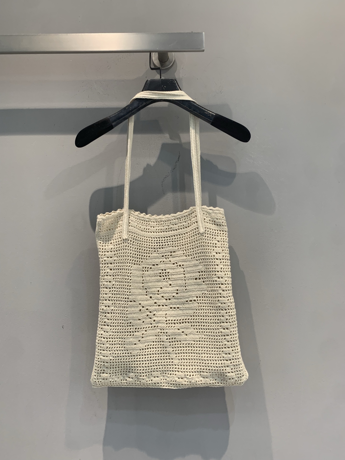 新款🆕 原版开发 Miumi*春夏新款时髦百搭米白色钩针托特包，手工编织质感超温柔，包身波点装饰超有细节