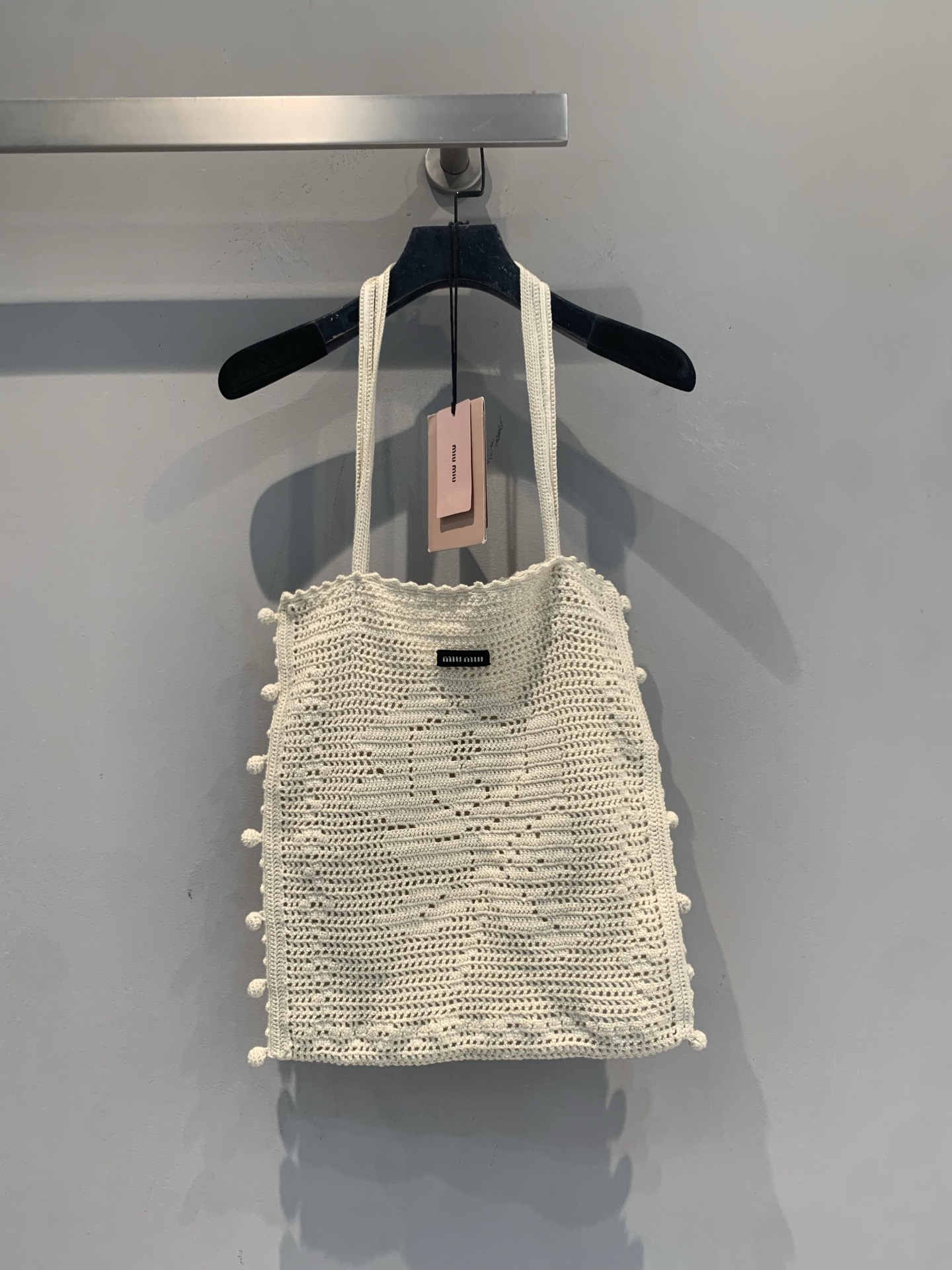 NO:904119,The new model is shipped. The original developed Miumi* spring and summer new fashionable and versatile off-white crochet tote bag. The hand-knitted texture is super gentle. The polka dot decoration on the bag body is super detailed. It is lightweight and practical. It can be easily matched for daily commuting and casual outings. The shoulder strap is just right in length and can be carried on the shoulder or shoulder. The internal space can hold daily small items. It has a great atmosphere when carrying it out in summer, and it is easy to get a relaxed feeling when wearing it!  One size fits all 35/55,,miumiu,totes,19860909新款出货啦 原版开发 Miumi*春夏新款时髦百搭米白色钩针托特包,手工编织质感超温柔,包身波点装饰超有细节感轻便又实用,日常通勤、休闲出街都能轻松搭配.肩带长度刚好,手提肩背都OK,内部空间能装下日常小物,夏天背出门超有氛围感,轻松get松弛感穿搭！均码 35/55,,miumiu,totes,,Women's clothing