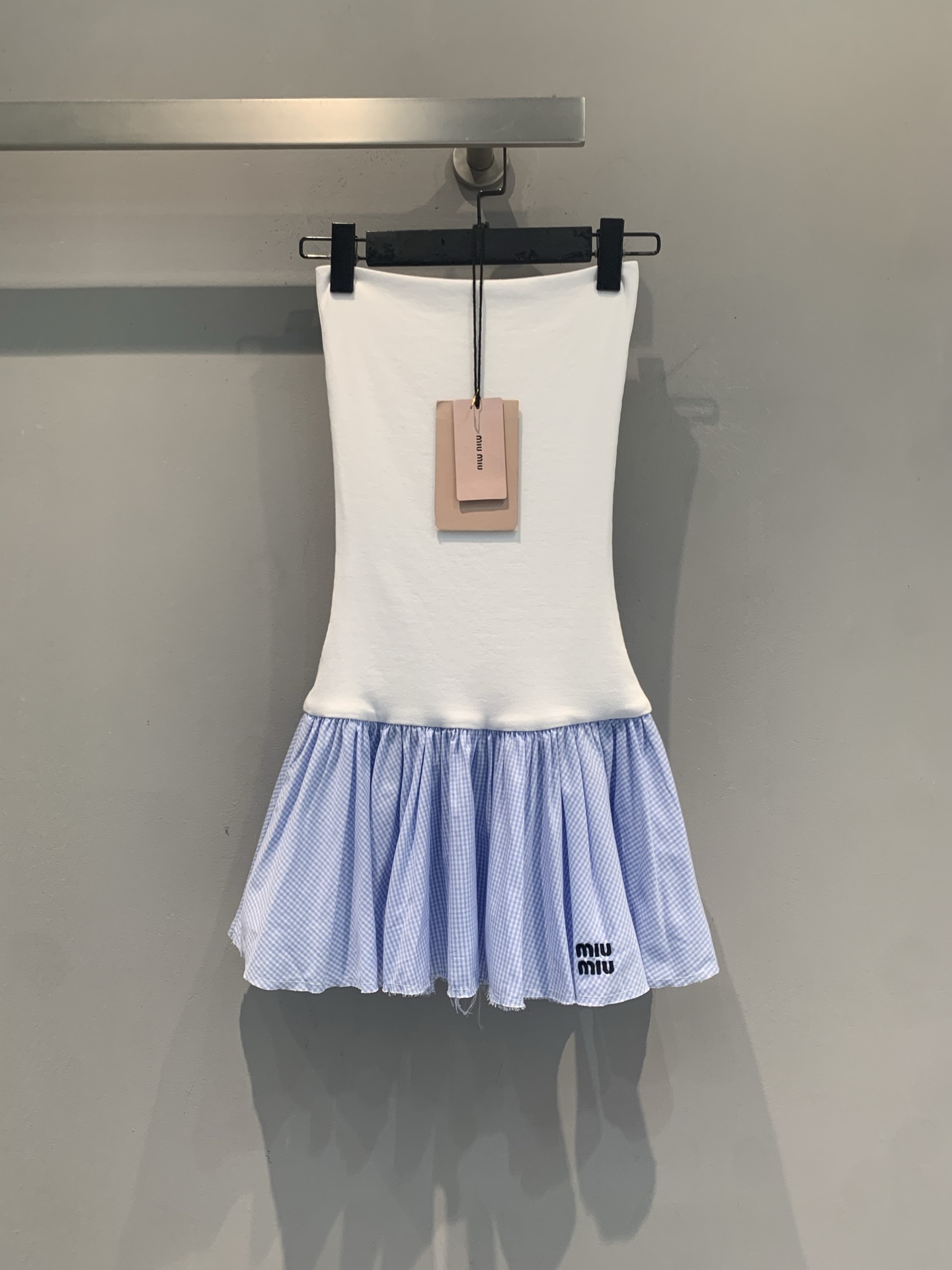 NO:904162,The new model has been shipped. The original developed Miumi* new spring and summer fashionable and versatile white spliced ​​tube top dress has a simple sleeveless upper body and a blue and white plaid ruffle at the hem. It is fresh and playful. The light and thin fabric is very suitable for summer, comfortable and breathable to wear. There is the brand embroidered logo in the lower right corner, perfect for details!  It can be easily worn in daily life and on vacation. Pair it with sandals or white shoes to easily get the summer atmosphere ~ Size SML, miumiu, sandals, skirts,19860909新款出货啦 原版开发 Miumi*春夏新款时髦百搭白色拼接抹胸连衣裙,上身简约无袖,下摆蓝白格纹荷叶边,清新又俏皮.轻薄面料超适合夏天,穿着舒适透气.右下角有品牌刺绣logo,细节满分！日常、度假都能轻松驾驭,搭配凉鞋或小白鞋,轻松get夏日氛围感～码数SML,,miumiu,sandals,skirts,,Women's clothing