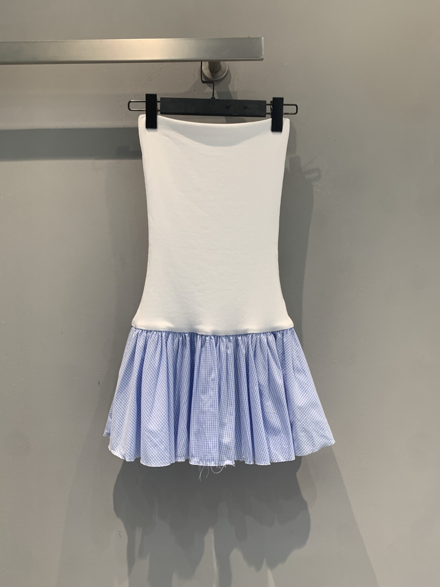 新款🆕 原版开发 Miumi*春夏新款时髦百搭白色拼接抹胸连衣裙，上身简约无袖，下摆蓝白格纹荷叶边，清新