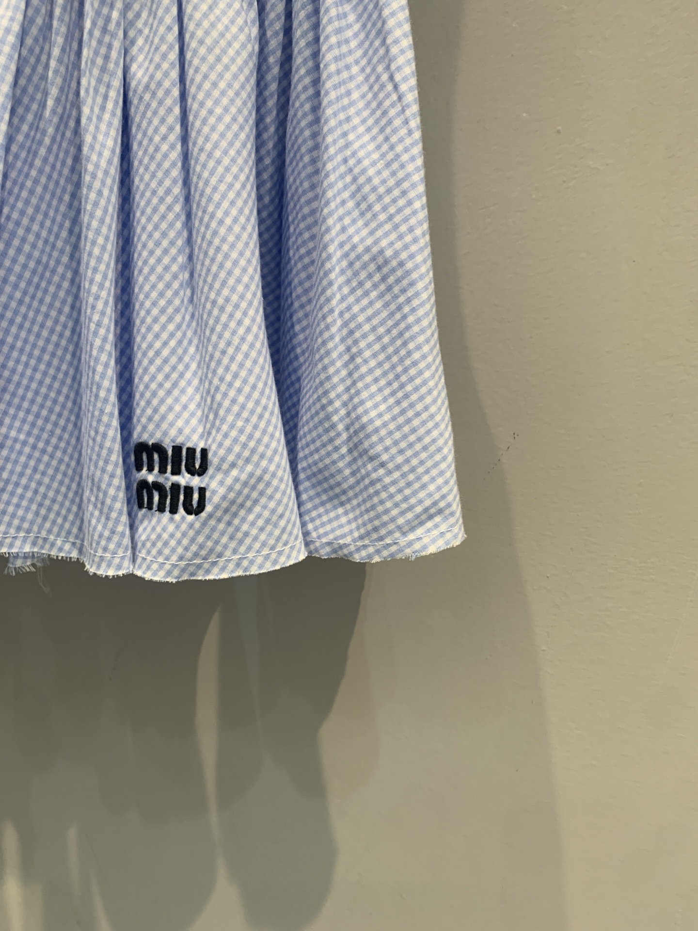 新款🆕 原版开发 Miumi*春夏新款时髦百搭白色拼接抹胸连衣裙，上身简约无袖，下摆蓝白格纹荷叶边，清新