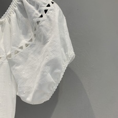 新款🆕 原版开发 Miumi*春夏新款时髦百搭一字肩镂空刺绣连衣裙。轻盈棉质面料,透气又舒适,夏天穿超合 新款🆕 原版开发 Miumi*春夏新款时髦百搭一字肩镂空刺绣连衣裙。轻盈棉质面料,透气又舒适,夏天穿超合