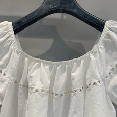 新款🆕 原版开发 Miumi*春夏新款时髦百搭一字肩镂空刺绣连衣裙。轻盈棉质面料,透气又舒适,夏天穿超合 新款🆕 原版开发 Miumi*春夏新款时髦百搭一字肩镂空刺绣连衣裙。轻盈棉质面料,透气又舒适,夏天穿超合