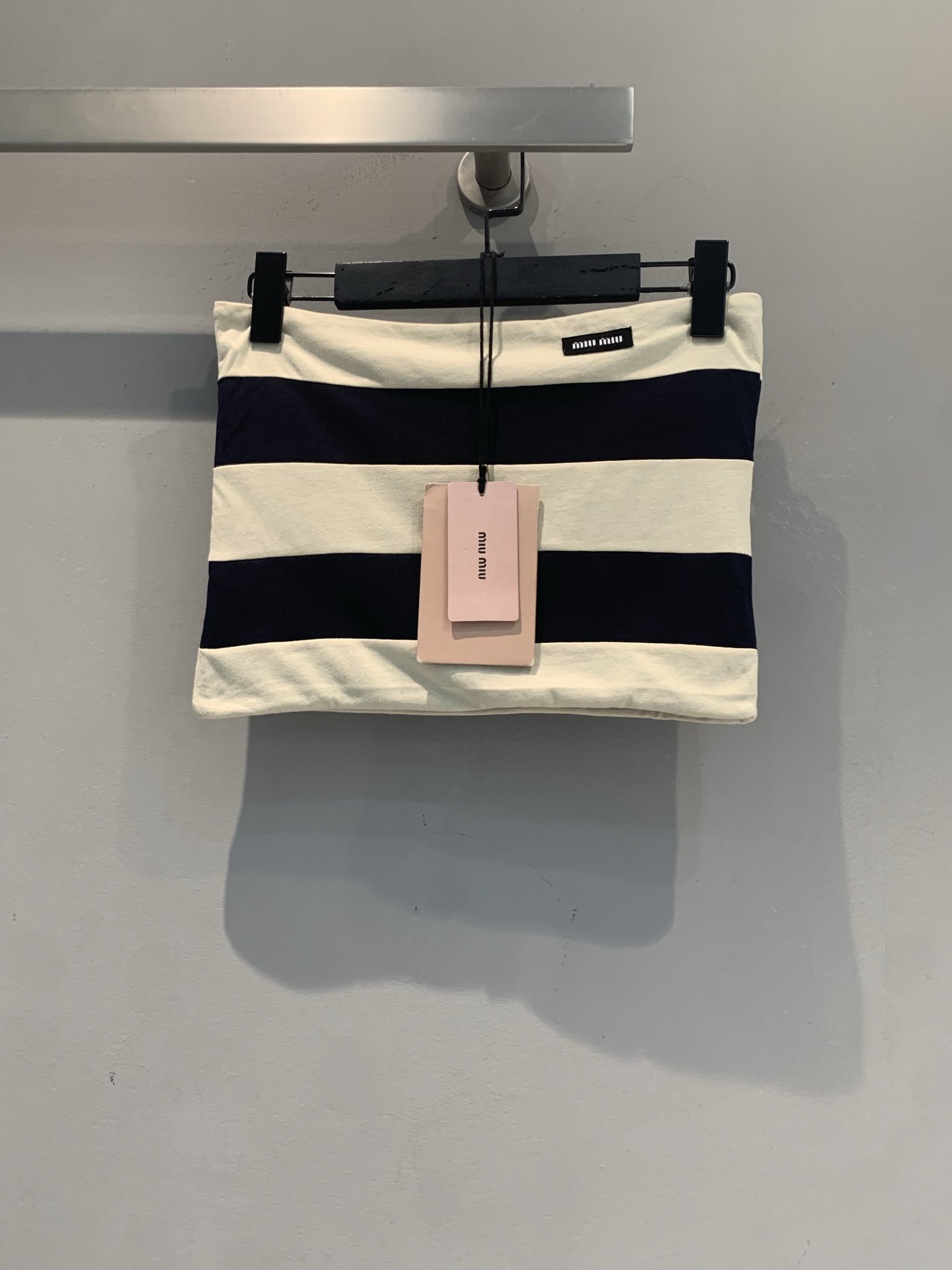 NO:904077,The new model has been shipped. The original developed Miumi* new spring and summer fashionable and versatile striped tube top, classic black and white striped design, simple and fashionable, super refreshing to wear in summer!  The fabric is light and close to the body, comfortable to wear, and the brand logo on the chest is very recognizable. It is versatile and looks great with a high-waisted skirt or casual pants, and it is easy to switch between multiple styles. The striped element is classic and timeless, and can be easily used for daily outings and vacations. It is a must-have item in the summer wardrobe!  Code numberSML,,miumiu,skirts,19860909新款出货啦 原版开发 Miumi*春夏新款时髦百搭条纹抹胸,经典黑白条纹设计,简约又时髦,夏天穿超清爽！面料轻薄贴身,穿着舒适,胸前品牌标识超有辨识度.百搭属性,配高腰裙or休闲裤都很出彩,轻松切换多种风格.条纹元素经典不过时,日常出街、度假都能轻松驾驭,是夏季衣橱必备单品！码数SML,,miumiu,skirts,,Women's clothing
