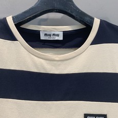新款🆕 原版开发 Miumi*春夏新款时髦百搭黑白宽条纹短袖T,宽松落肩设计,舒适又随性,轻松穿出慵懒氛 新款🆕 原版开发 Miumi*春夏新款时髦百搭黑白宽条纹短袖T,宽松落肩设计,舒适又随性,轻松穿出慵懒氛
