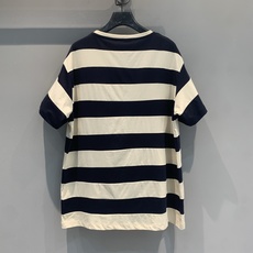 新款🆕 原版开发 Miumi*春夏新款时髦百搭黑白宽条纹短袖T,宽松落肩设计,舒适又随性,轻松穿出慵懒氛 新款🆕 原版开发 Miumi*春夏新款时髦百搭黑白宽条纹短袖T,宽松落肩设计,舒适又随性,轻松穿出慵懒氛