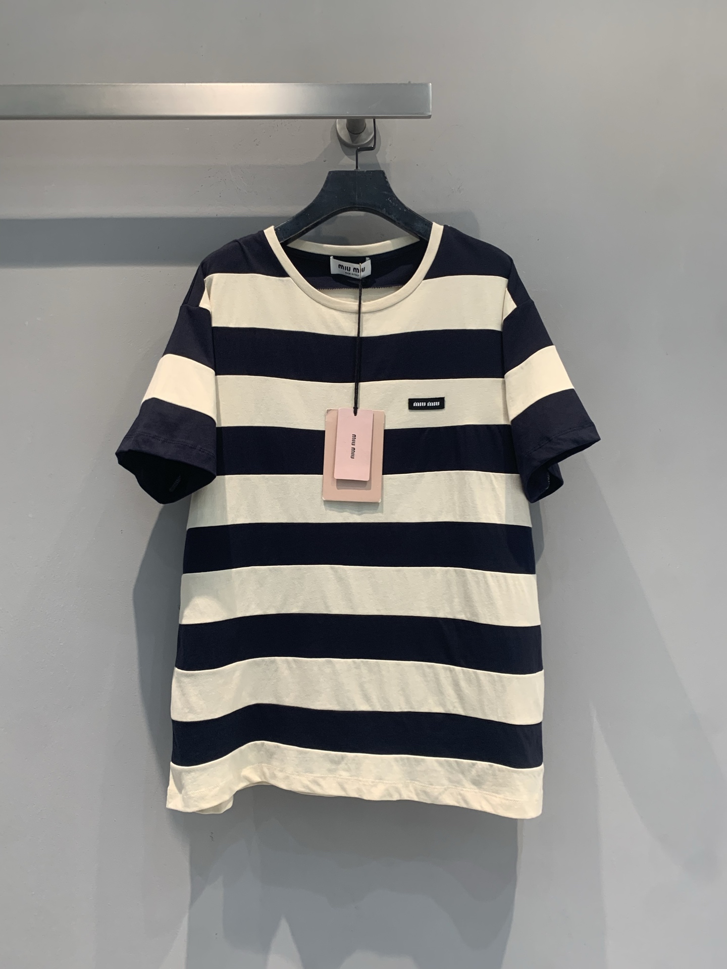 NO:904130,The new model is shipping. The original developed Miumi* new spring and summer fashionable and versatile black and white wide striped short-sleeved T-shirt. It has a loose shoulder design, comfortable and casual, and can be easily worn to create a lazy atmosphere. High-quality cotton material, breathable and skin-friendly, perfect for summer wear!  The stripes are classic and eye-catching, full of retro college style, and look great when worn alone or layered. Paired with shorts, jeans, and pleated skirts, you can easily switch between casual or sweet and cool styles. It can be easily used for daily outings and dates. It is one of Miu's popular items!  Size SML,,miumiu,skirts,shorts,jeans,T-shirt,19860909新款出货啦 原版开发 Miumi*春夏新款时髦百搭黑白宽条纹短袖T,宽松落肩设计,舒适又随性,轻松穿出慵懒氛围感.高品质棉料,透气亲肤,夏天穿超合适！条纹经典耐看,复古学院风满满,单穿或叠搭都很出彩.搭配短裤、牛仔裤、百褶裙,轻松切换休闲or甜酷风,日常出街、约会都能轻松驾驭,是Miu热门单品之一！码数SML,,miumiu,skirts,shorts,jeans,T-shirt,,Women's clothing