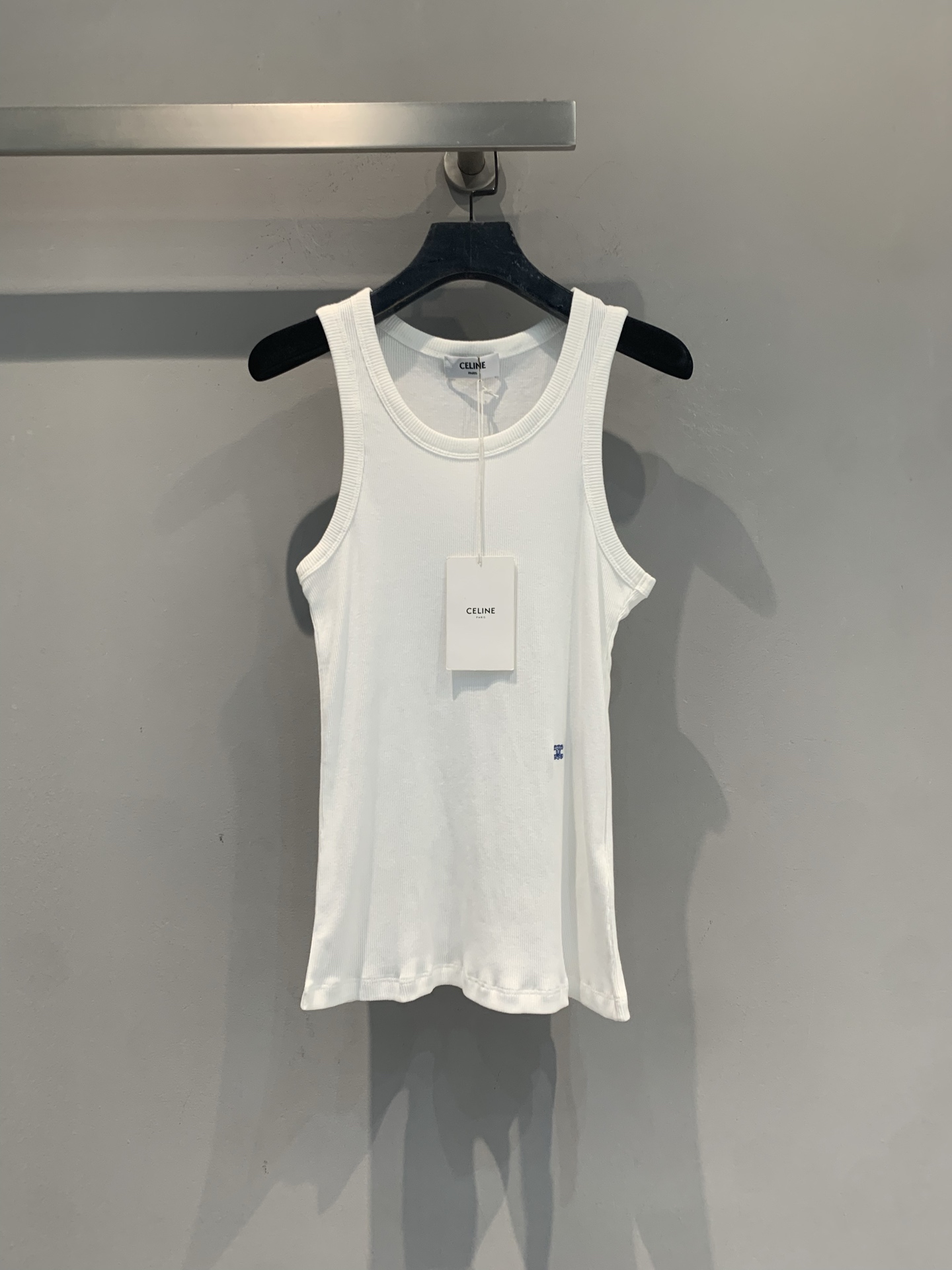 NO:904124,The new model has been shipped. The original development of Celin* spring and summer new fashionable and versatile Arc de Triomphe logo knitted vest is made of soft knitted fabric, breathable and comfortable, perfect for summer!  The U-neck + sleeveless design is simple and elegant, and the small embroidery on the chest is very recognizable. It is versatile and can be worn alone or layered, and it is easy to switch between casual or commuting styles. The tailoring fits the body shape and the lines are modified. It can be easily used in daily life, fitness, and vacation. It is a basic wardrobe essential!  Code number SML,,celine,19860909新款出货啦 原版开发 Celin*春夏新款时髦百搭凯旋门logo针织背心,采用柔软针织面料,透气又舒适,夏天穿超合适！U领+无袖设计,简约大方,胸前小刺绣超有辨识度.百搭属性,单穿or内搭都OK,轻松切换休闲or通勤风.剪裁贴合身形,修饰线条,日常、健身、度假都能轻松驾驭,是衣橱必备基础款！码数SML,,celine,,Women's clothing