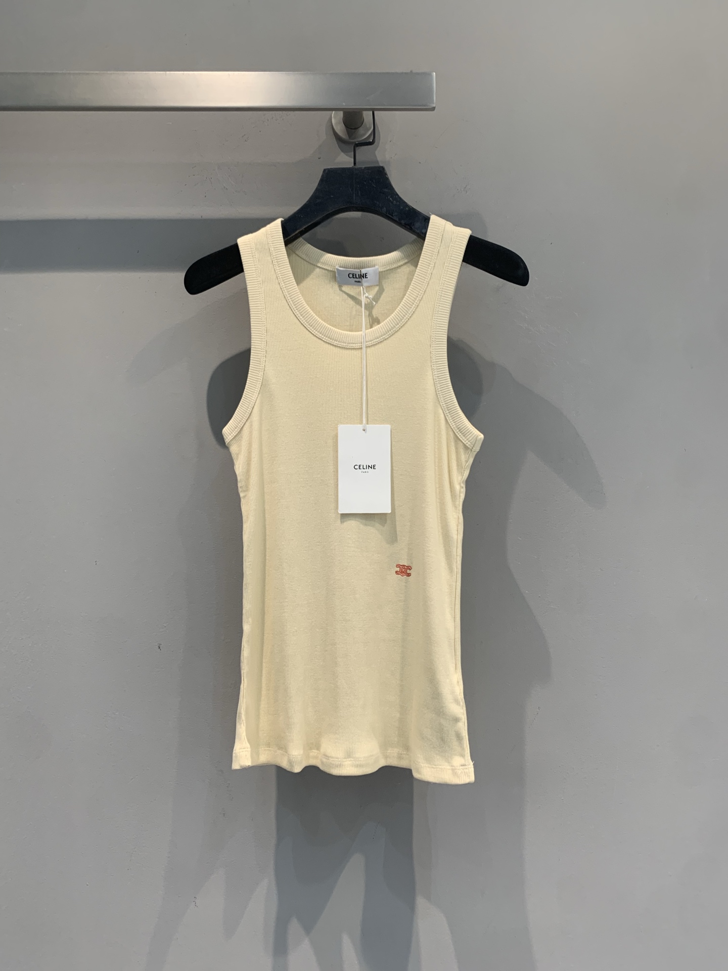 NO:904145,The new model has been shipped. The original development of Celin* spring and summer new fashionable and versatile Arc de Triomphe logo knitted vest is made of soft knitted fabric, breathable and comfortable, perfect for summer!  The U-neck + sleeveless design is simple and elegant, and the small embroidery on the chest is very recognizable. It is versatile and can be worn alone or layered, and it is easy to switch between casual or commuting styles. The tailoring fits the body shape and the lines are modified. It can be easily used in daily life, fitness, and vacation. It is a basic wardrobe essential!  Code number SML,,celine,19860909新款出货啦 原版开发 Celin*春夏新款时髦百搭凯旋门logo针织背心,采用柔软针织面料,透气又舒适,夏天穿超合适！U领+无袖设计,简约大方,胸前小刺绣超有辨识度.百搭属性,单穿or内搭都OK,轻松切换休闲or通勤风.剪裁贴合身形,修饰线条,日常、健身、度假都能轻松驾驭,是衣橱必备基础款！码数SML,,celine,,Women's clothing