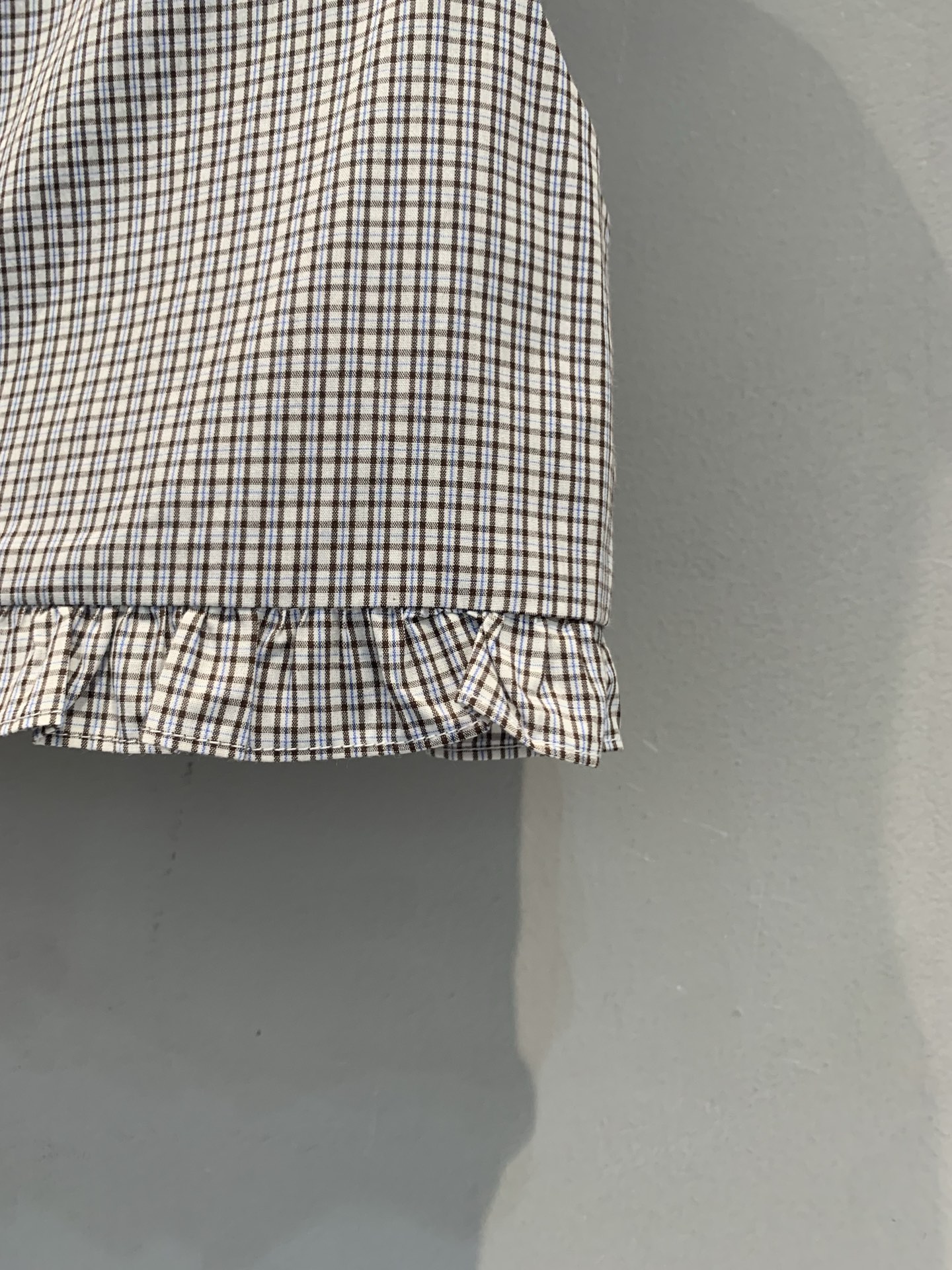 新款🆕 原版开发 Miumi*春夏新款时髦复古千鸟格短款上衣，经典黑白格纹+荷叶边下摆，俏皮又精致✨。轻